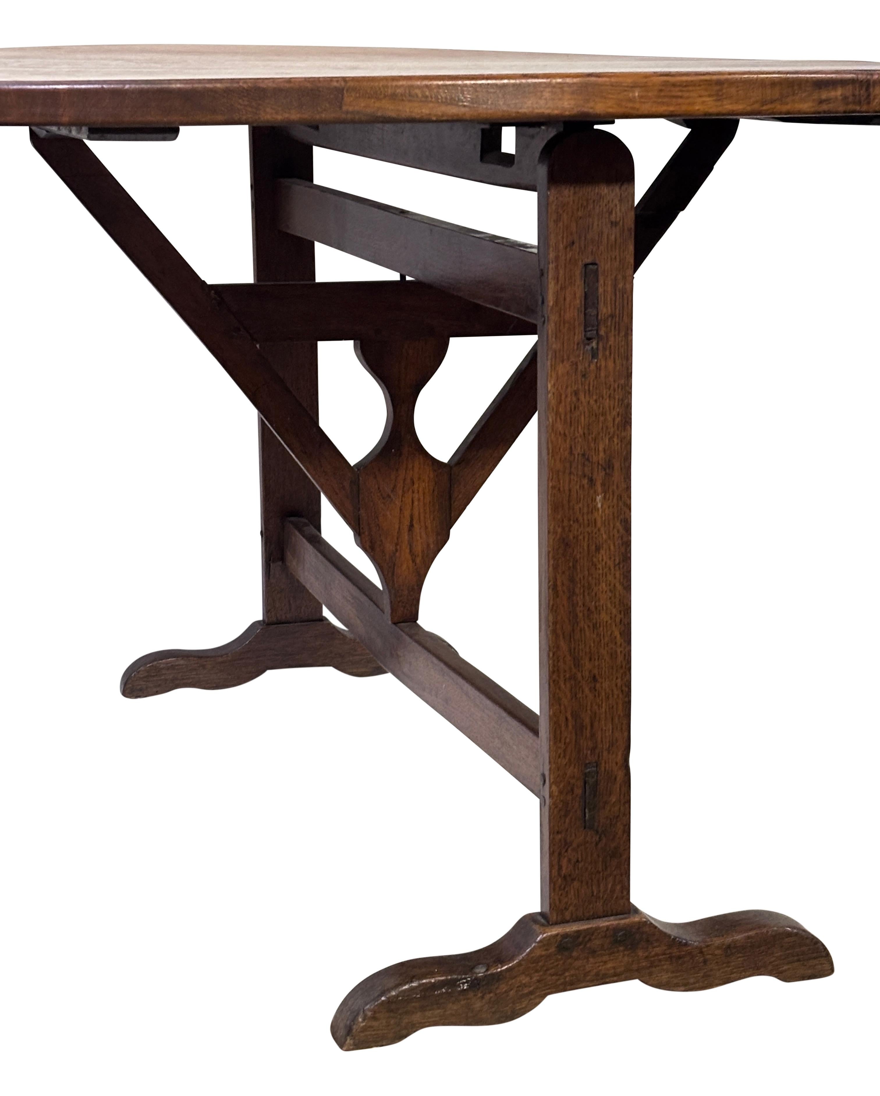 19. Jahrhundert Französisch Oak Tilt Top Weintisch im Angebot 3