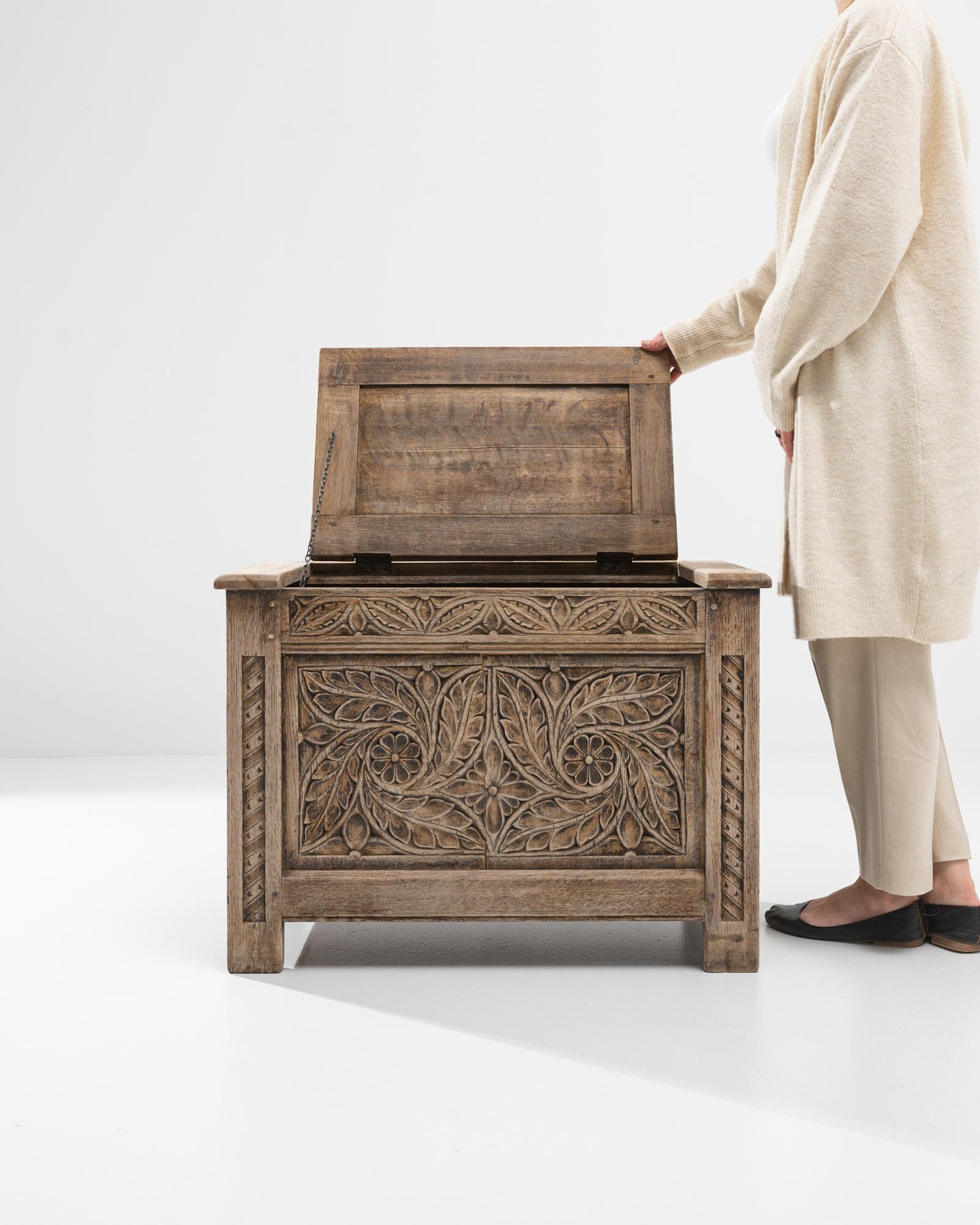 Stile provenzale 19th Century French Oak Trunk