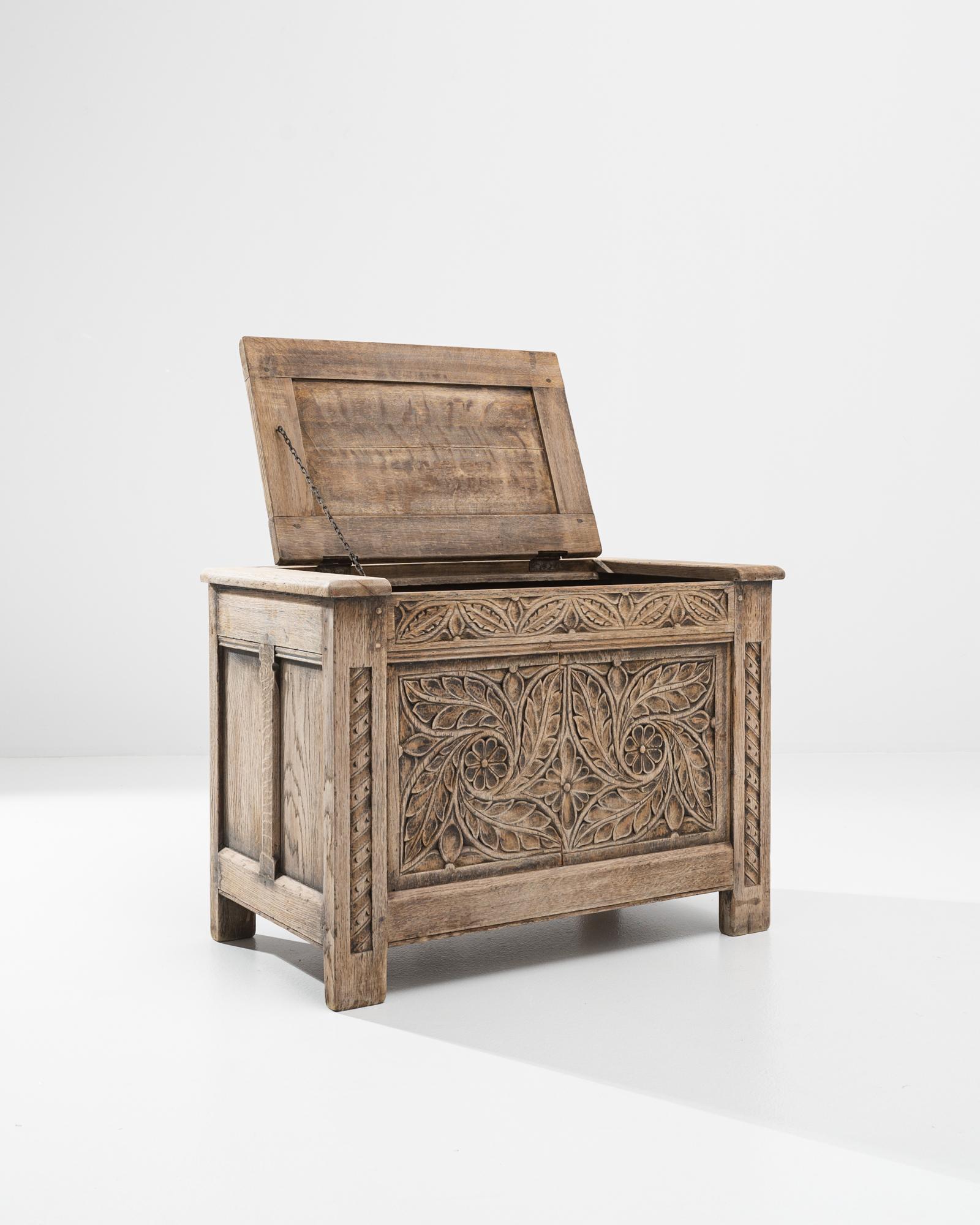 XIX secolo 19th Century French Oak Trunk