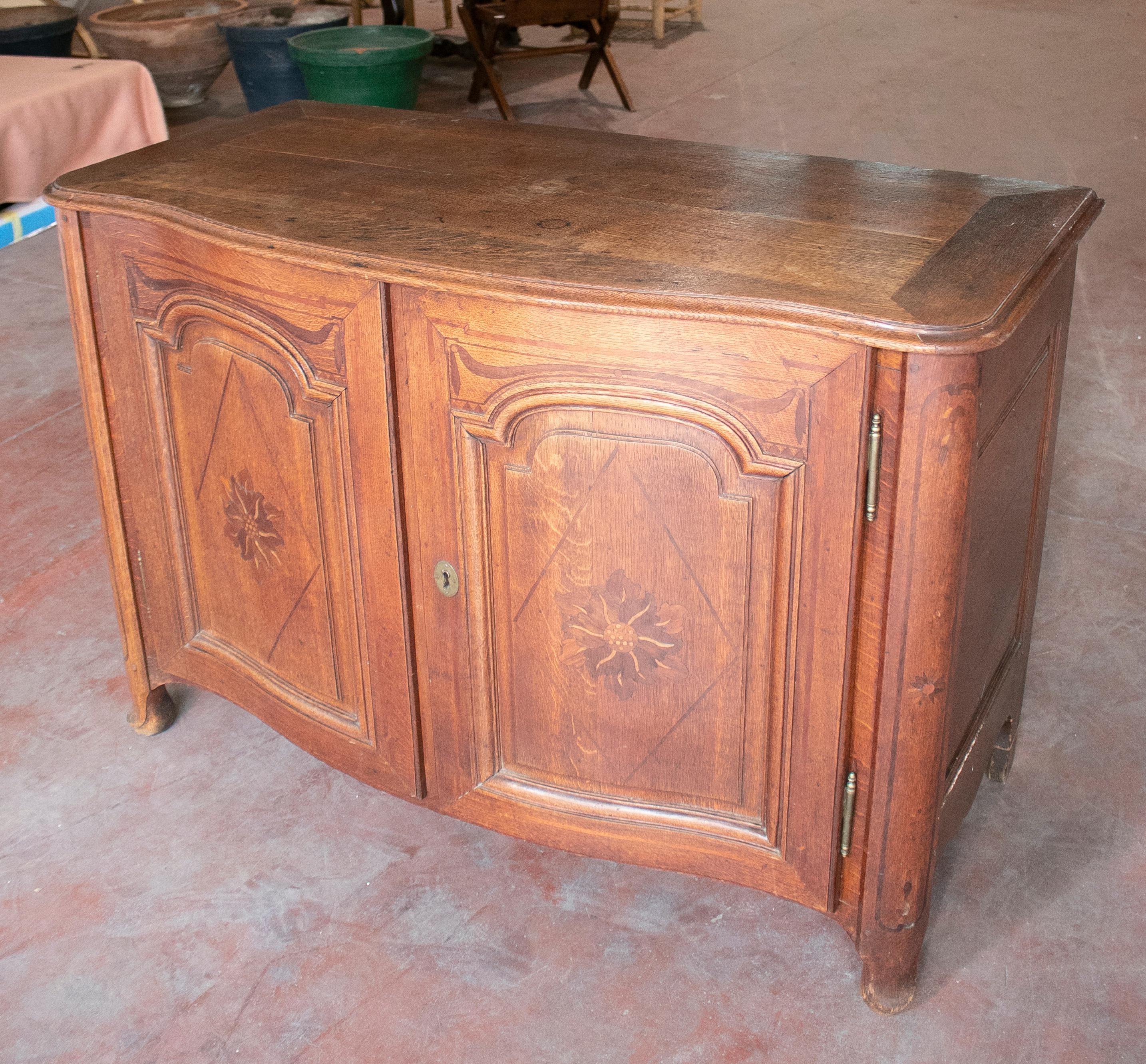 19th Century French Oak Two-Door Chest with Satinwood Inlay In Good Condition In Marbella, ES