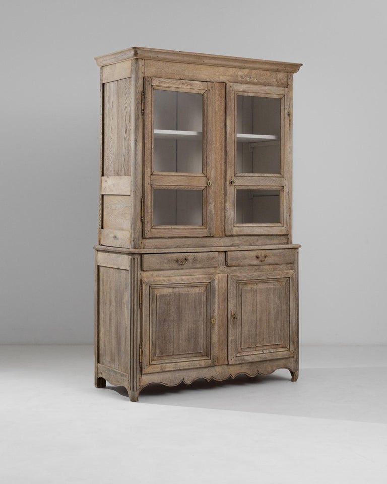 Vitrine en chêne français du XIXe siècle En vente sur 1stDibs