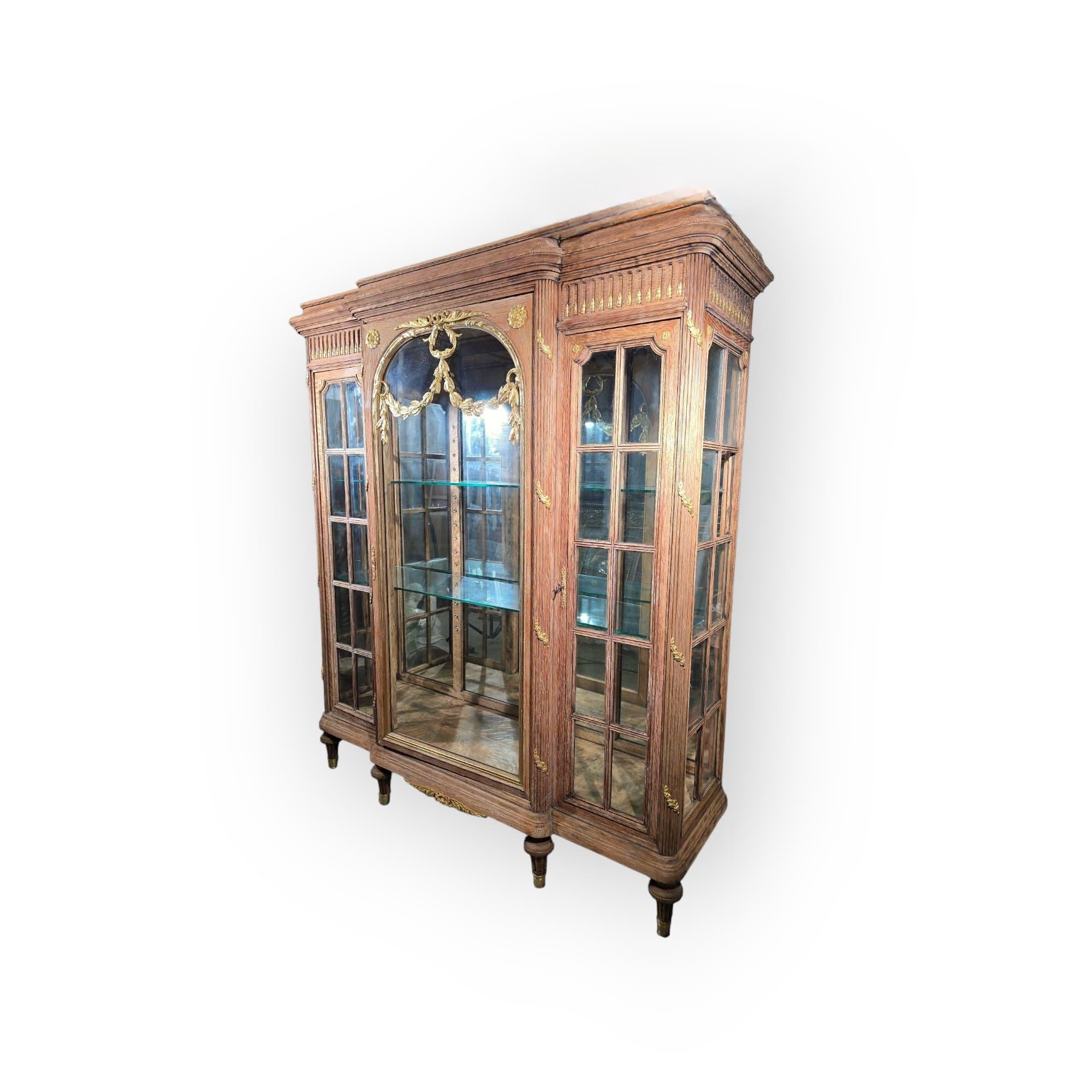 Vitrina francese del XIX secolo in Oak con ornamenti in bronzo dorato in vendita 5