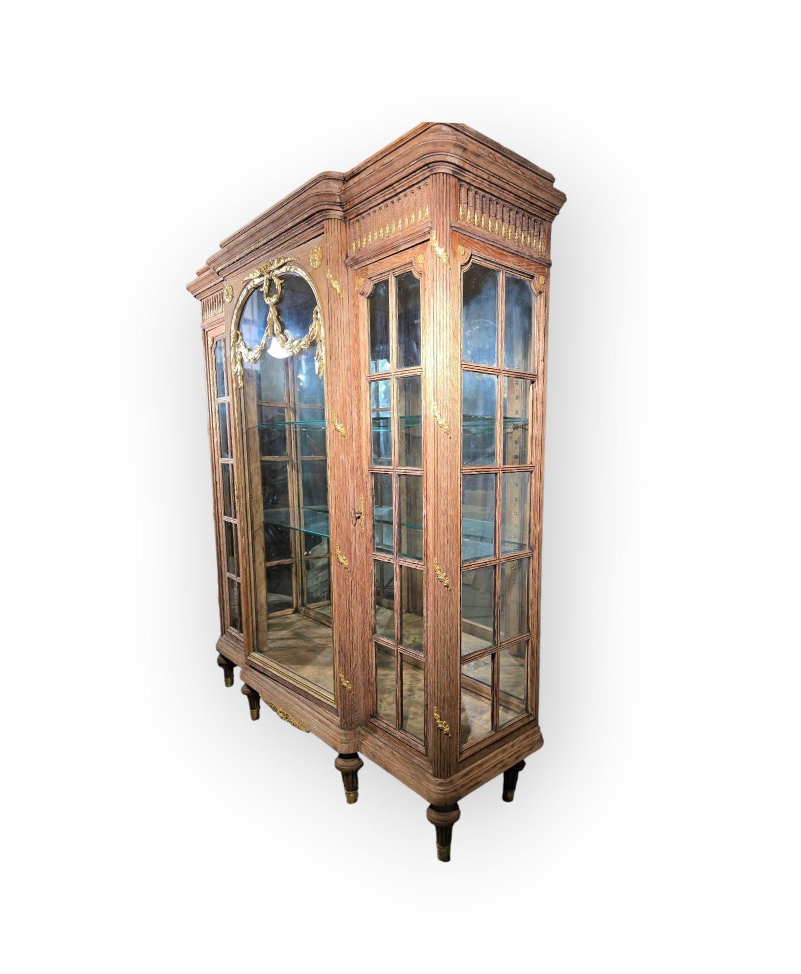 Vitrina francese del XIX secolo in Oak con ornamenti in bronzo dorato in vendita 6