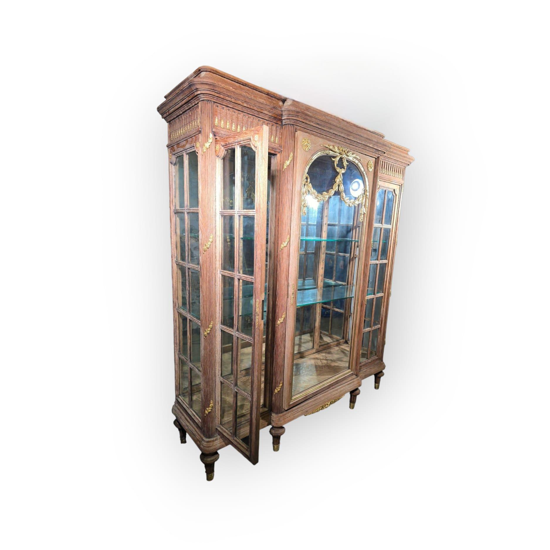 Vitrina francese del XIX secolo in Oak con ornamenti in bronzo dorato in vendita 7