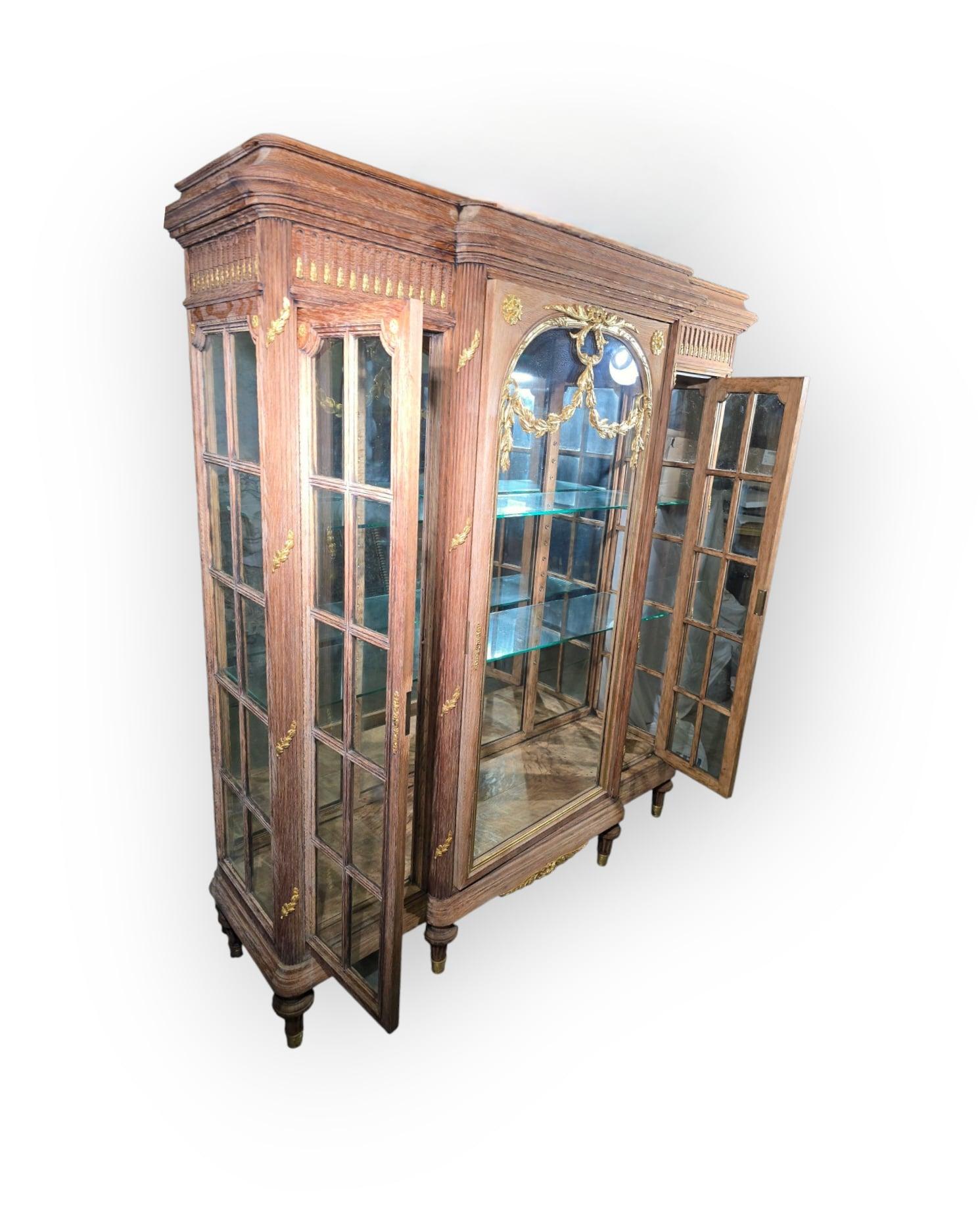 Vitrina francese del XIX secolo in Oak con ornamenti in bronzo dorato in vendita 8