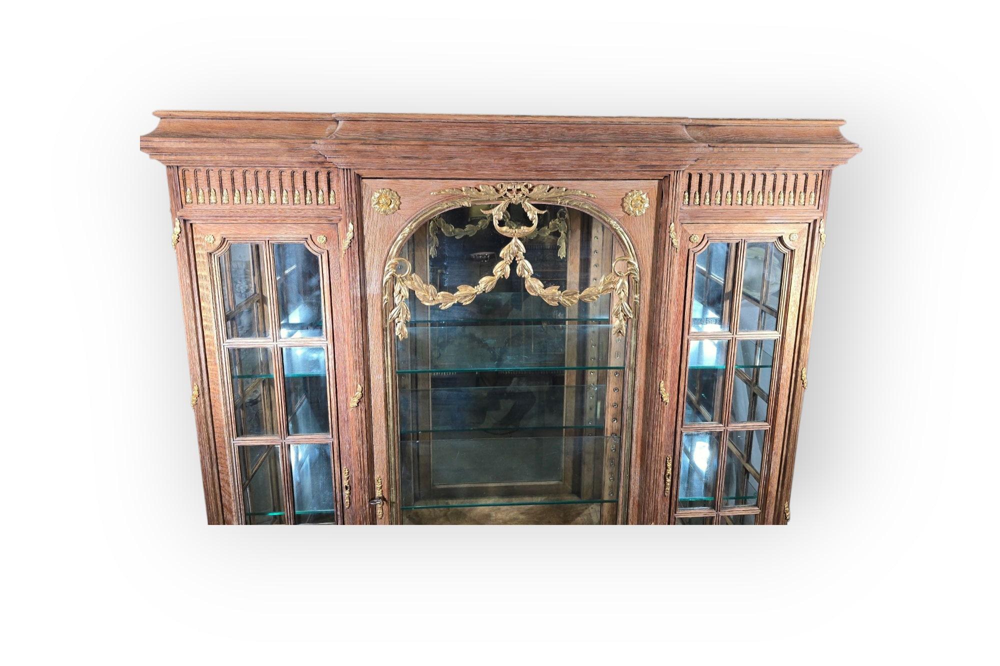 Vitrina francese del XIX secolo in Oak con ornamenti in bronzo dorato in vendita 9