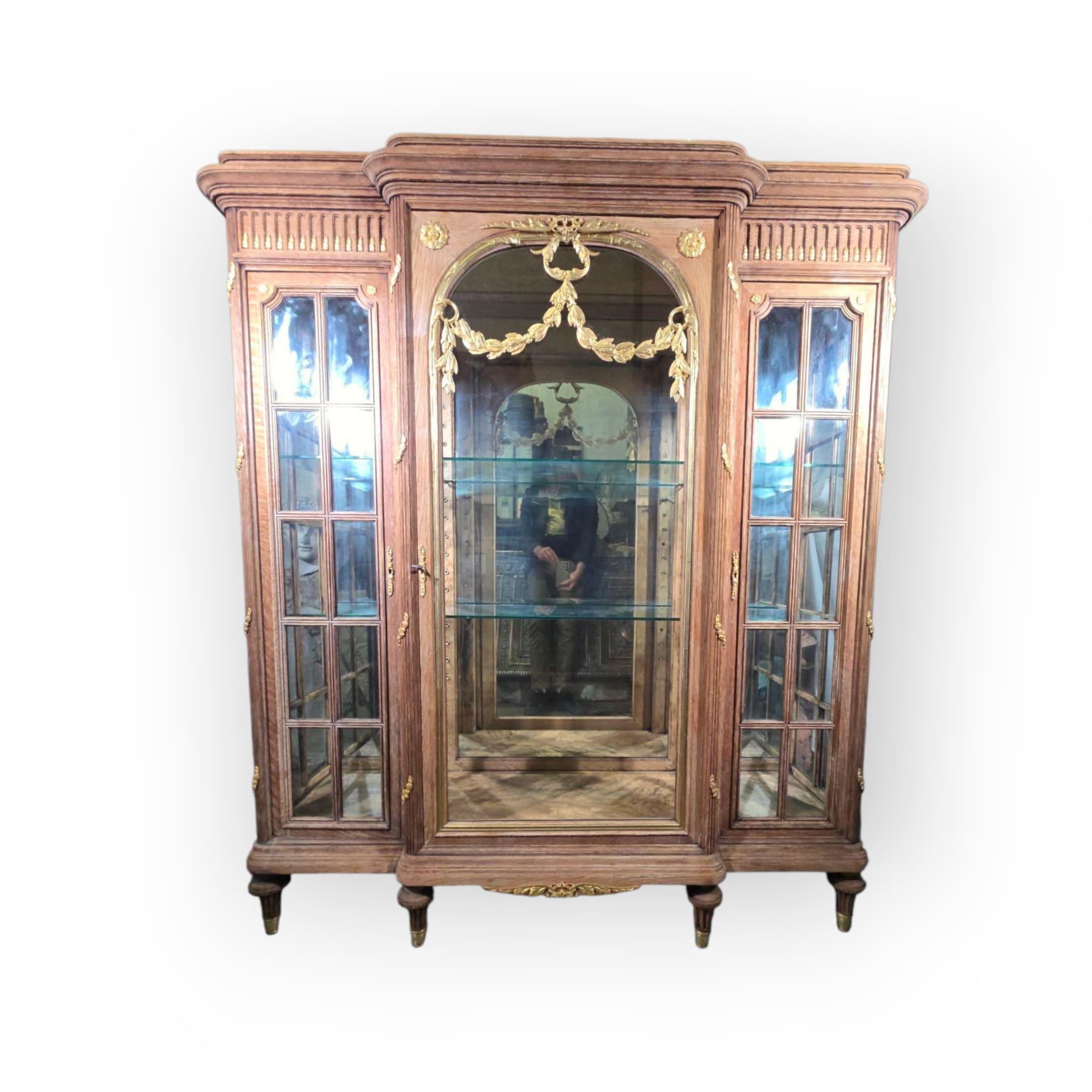 Vitrina francese del XIX secolo in Oak con ornamenti in bronzo dorato in vendita 10