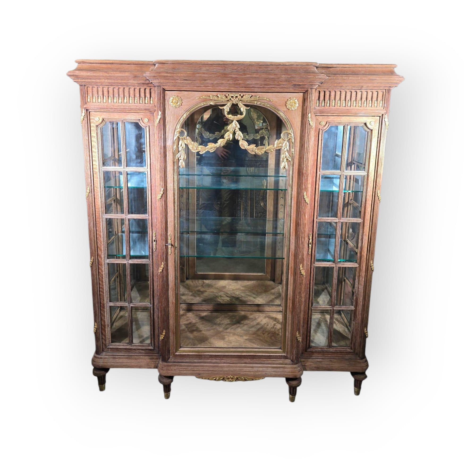 Vitrina francese del XIX secolo in Oak con ornamenti in bronzo dorato in vendita 11