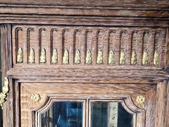 Vitrine en chêne français du XIXe siècle avec ornements en bronze doré