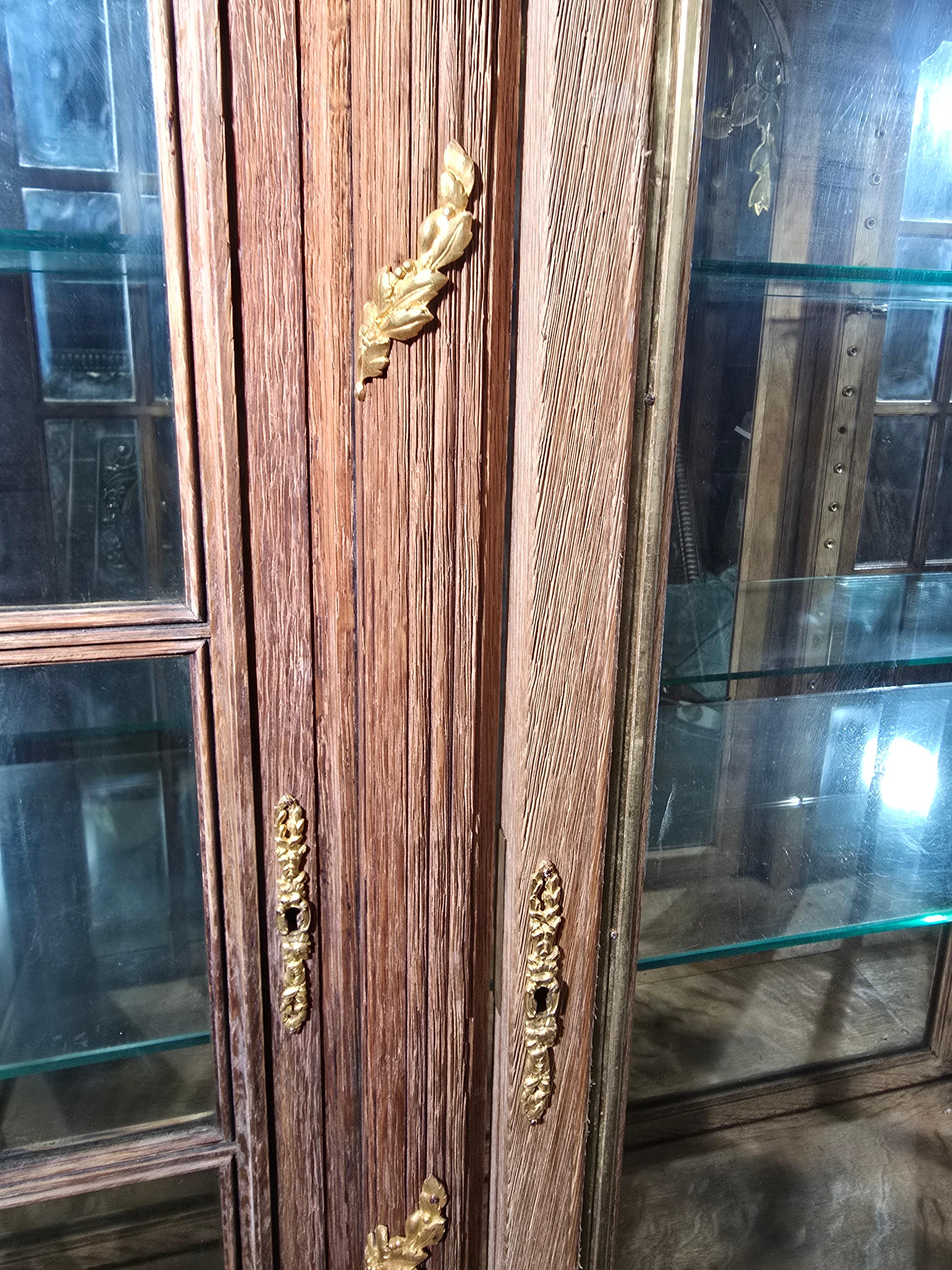 Vitrina francese del XIX secolo in Oak con ornamenti in bronzo dorato In condizioni buone in vendita a Madrid, ES