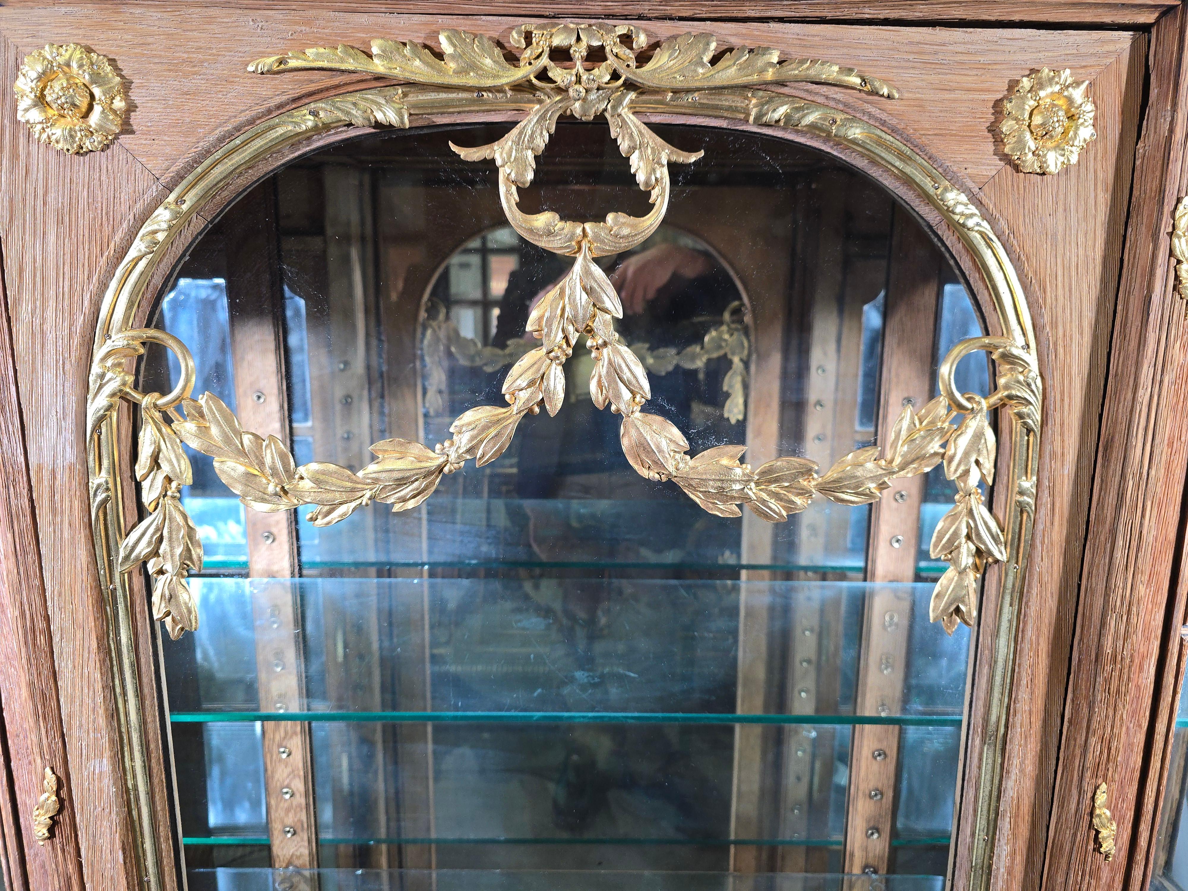 Quercia Vitrina francese del XIX secolo in Oak con ornamenti in bronzo dorato in vendita
