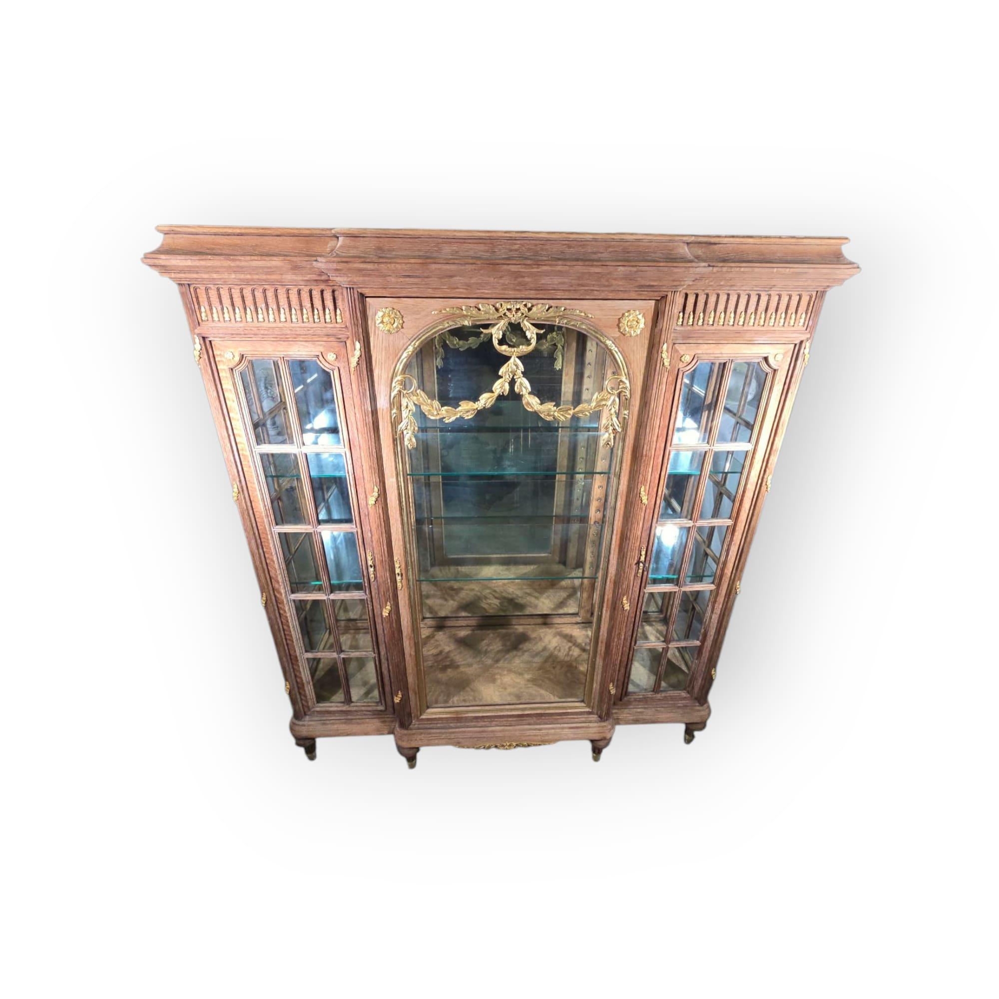 Vitrina francese del XIX secolo in Oak con ornamenti in bronzo dorato in vendita 3