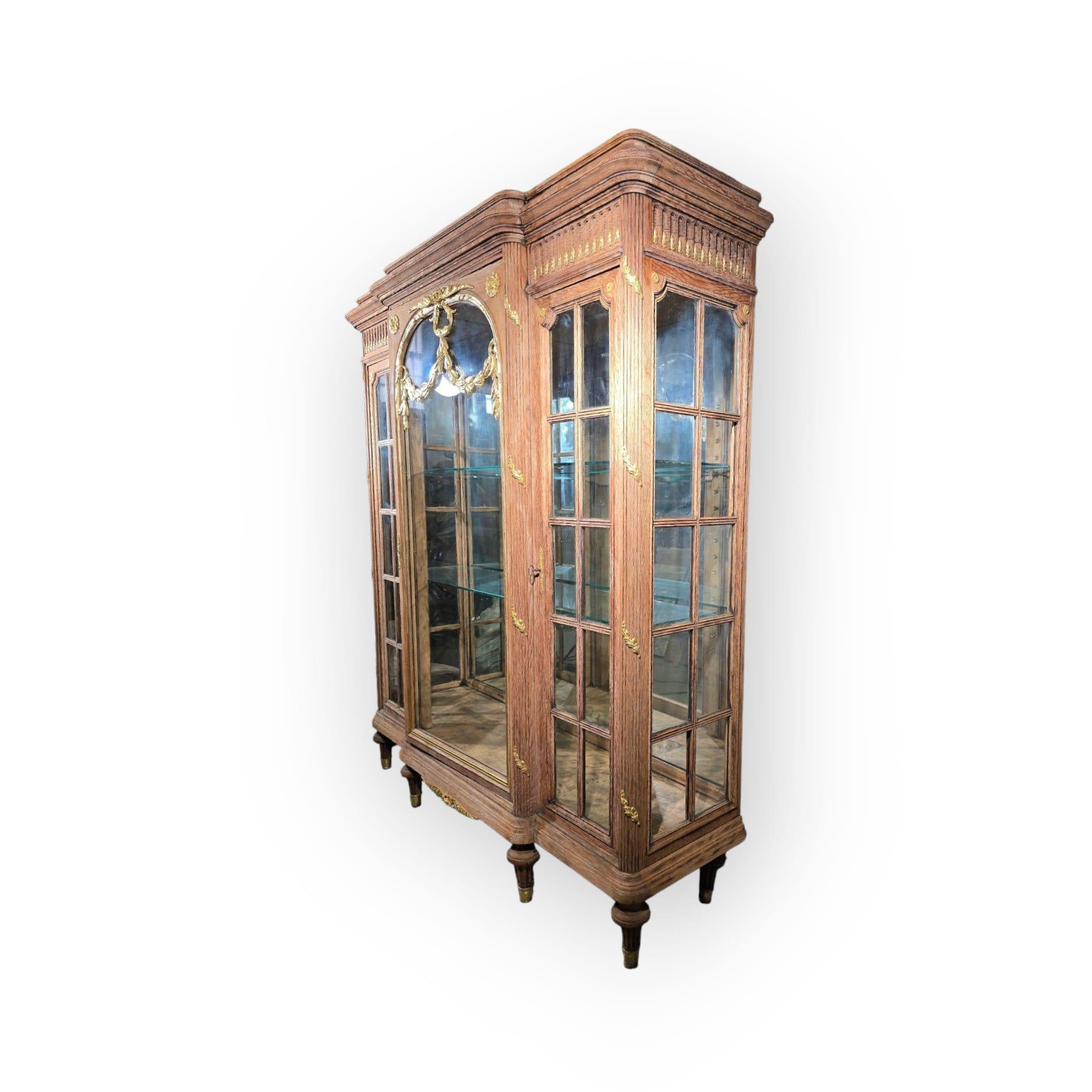 Vitrina francese del XIX secolo in Oak con ornamenti in bronzo dorato in vendita 4