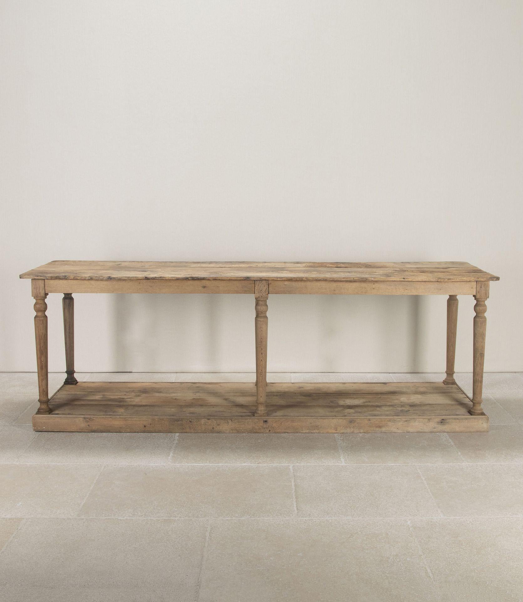Mesa de trabajo de roble francés del siglo XIX con base inferior. 
La superficie superior está desbastada, lo que añade carácter a un precioso caballo de batalla de tiempos pasados.
Con restauración.