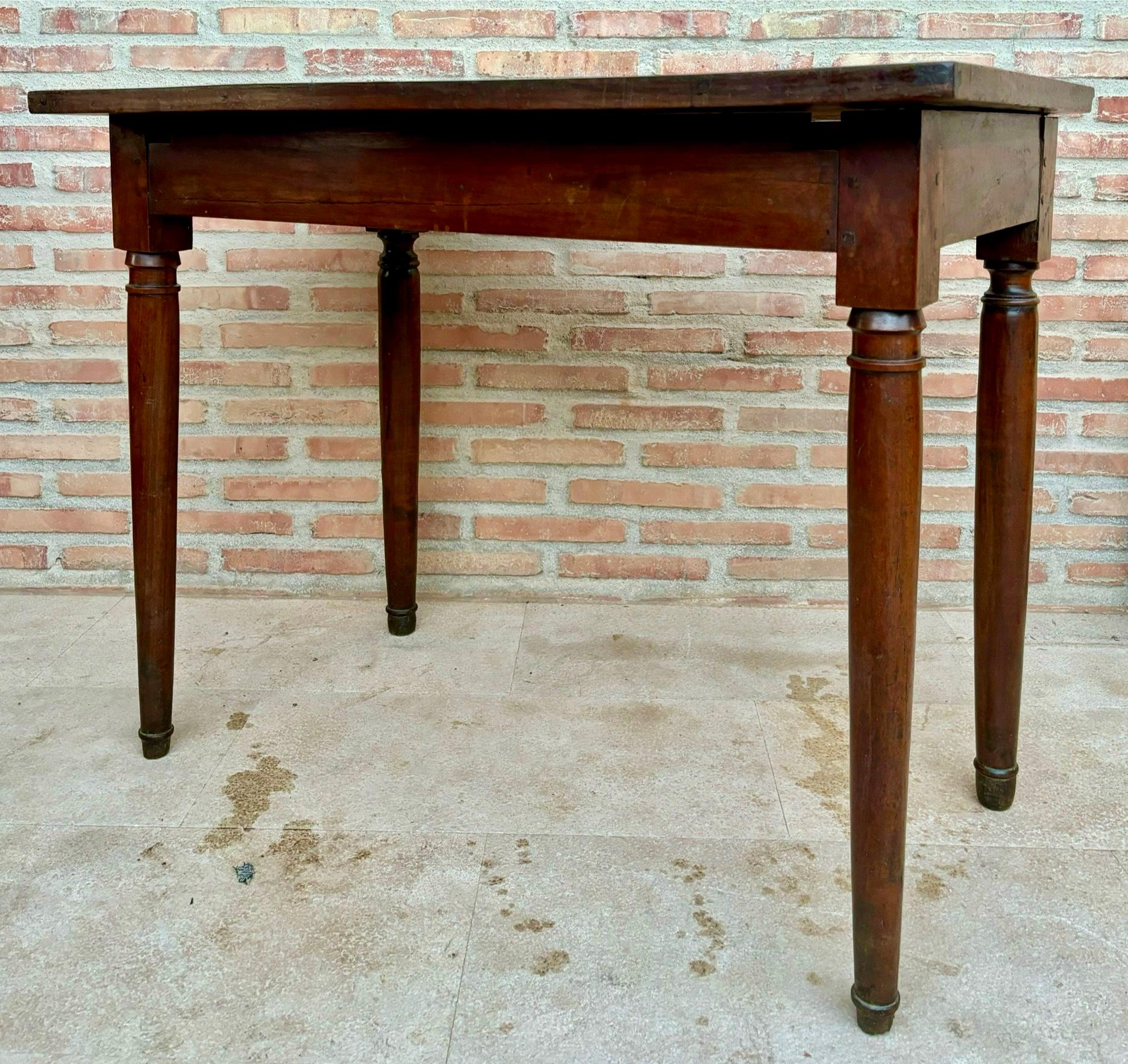 Fabriqué à la main en bois de chêne massif, ce meuble présente un caractère antique richement détaillé, avec un plateau rectangulaire, reposant sur des pieds tournés en forme de balustre effilé.

Excellent état d'origine antique/vintage. Une patine