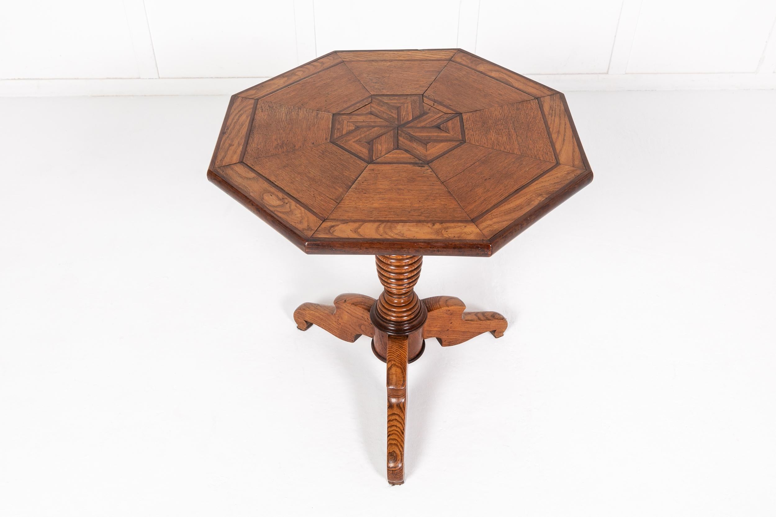 Table d'appoint en chêne français du XIXe siècle, avec un plateau octogonal segmenté et marqueté, avec de jolis motifs géométriques et des bandes sur les bords. Soutenu par une tige tournée avec une base tripode.
