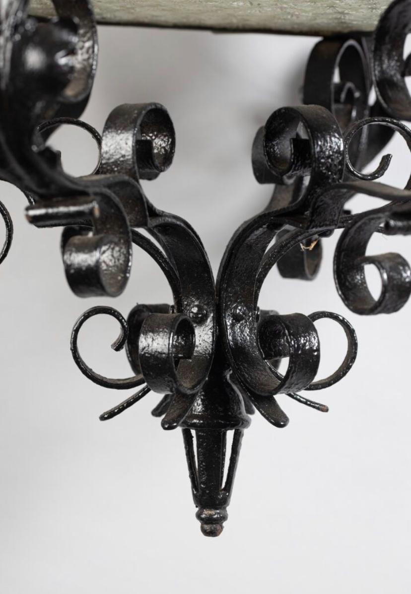 Sculpté à la main Lanterne octogonale française du 19ème siècle en fer patiné noir sculpté à la main en vente