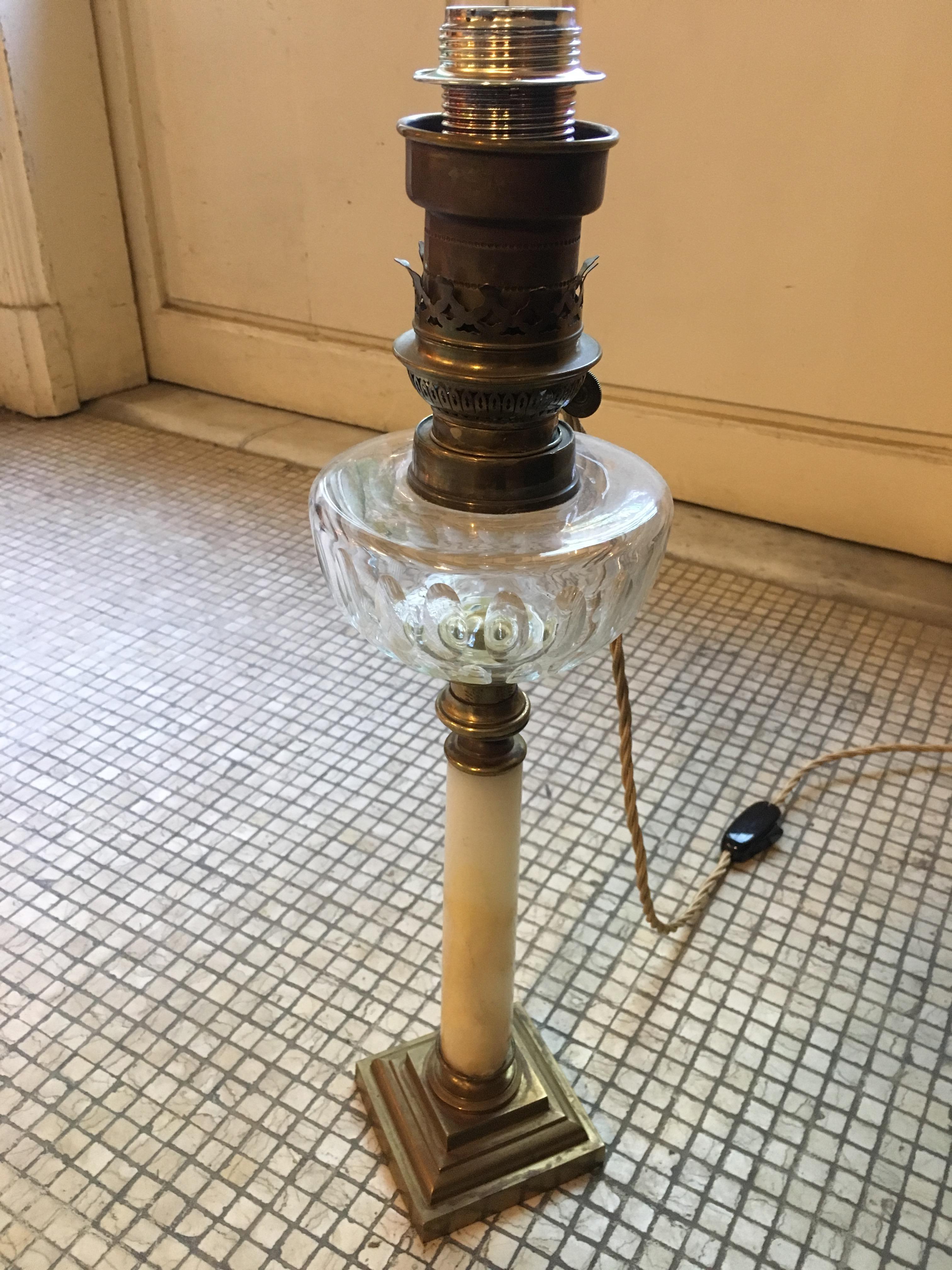 19th Century French Oil Lamp with Glass and Marble Converted into Electric Lamp im Zustand „Gut“ im Angebot in Florence, IT