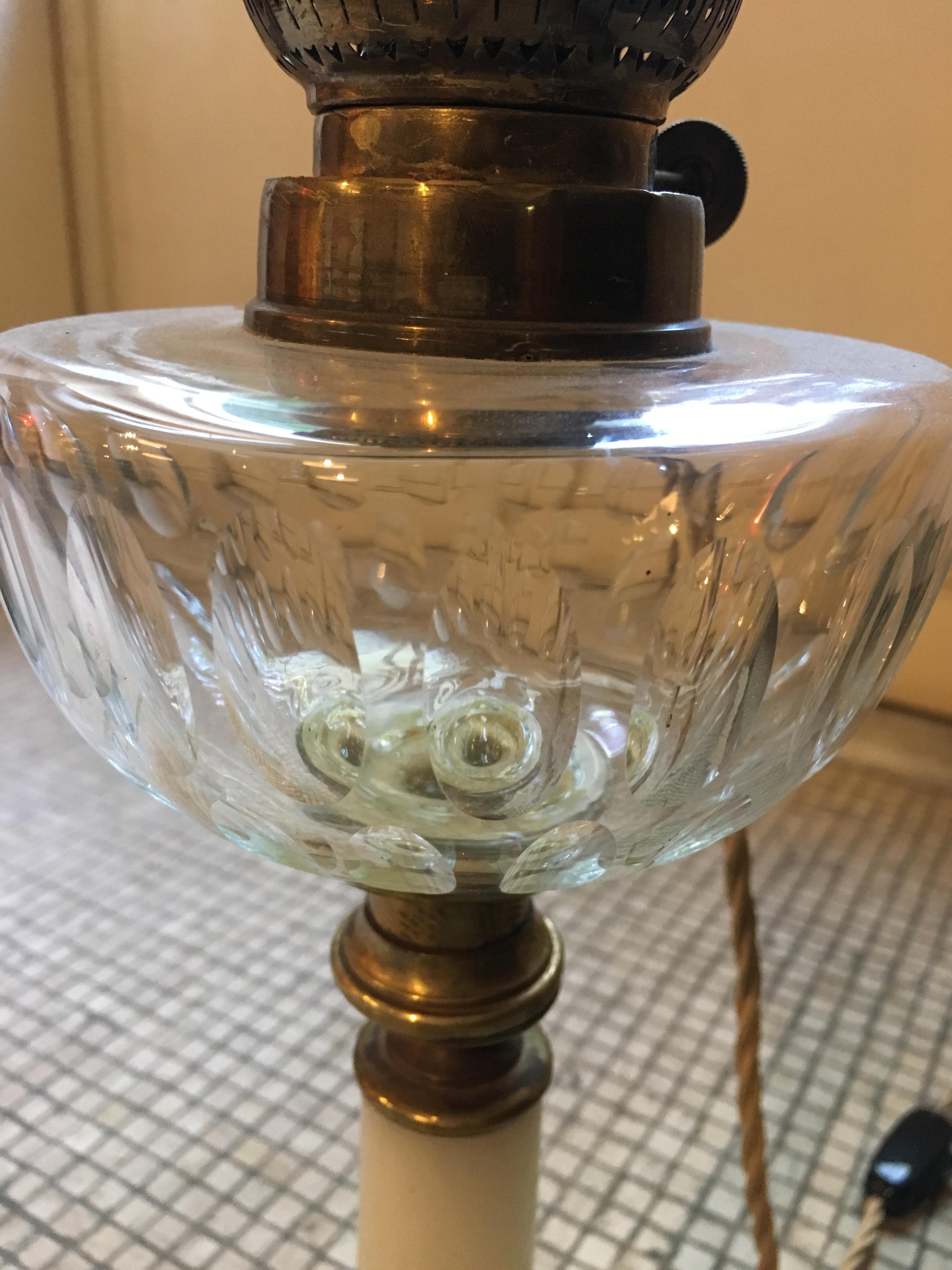 19th Century French Oil Lamp with Glass and Marble Converted into Electric Lamp (Messing) im Angebot