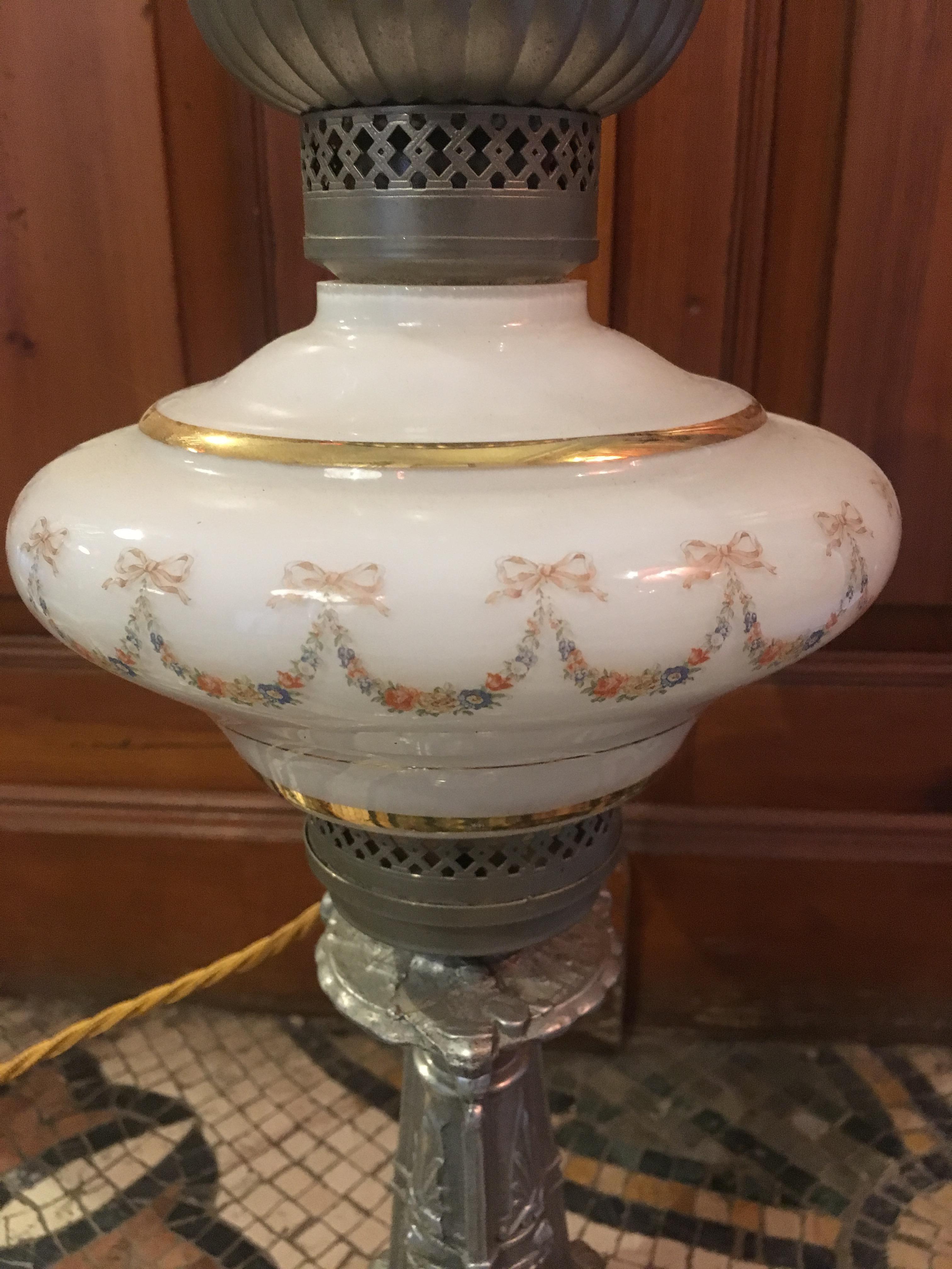 19th Century French Oil Lamp with Opaline Glass Converted into Electric Lamp In Good Condition For Sale In Florence, IT