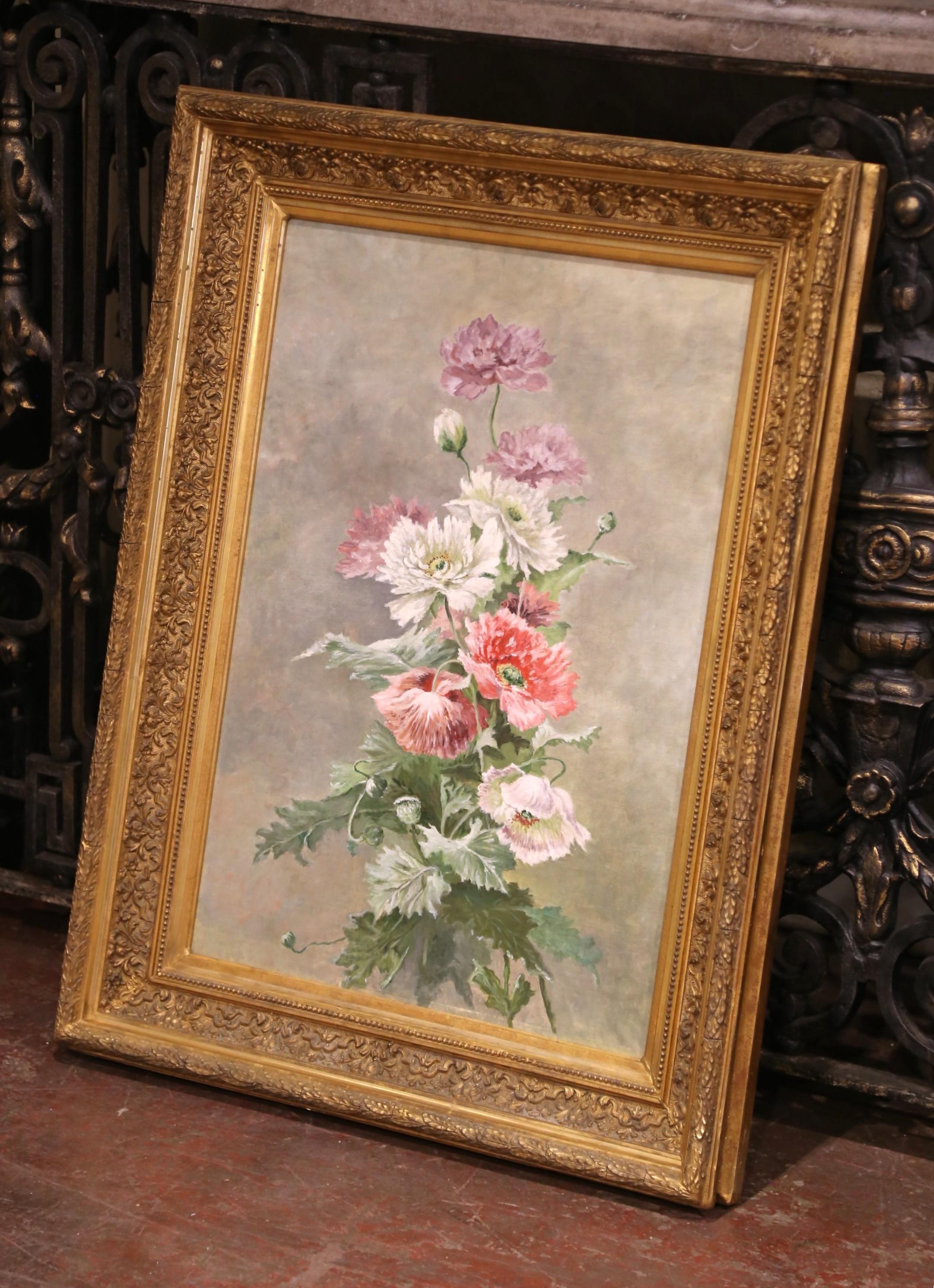 Célébrez la beauté intemporelle des fleurs avec cette nature morte française raffinée du XIXe siècle, réalisée à l'huile sur toile et présentée dans son cadre d'origine en bois sculpté et doré. La composition présente un luxuriant bouquet de