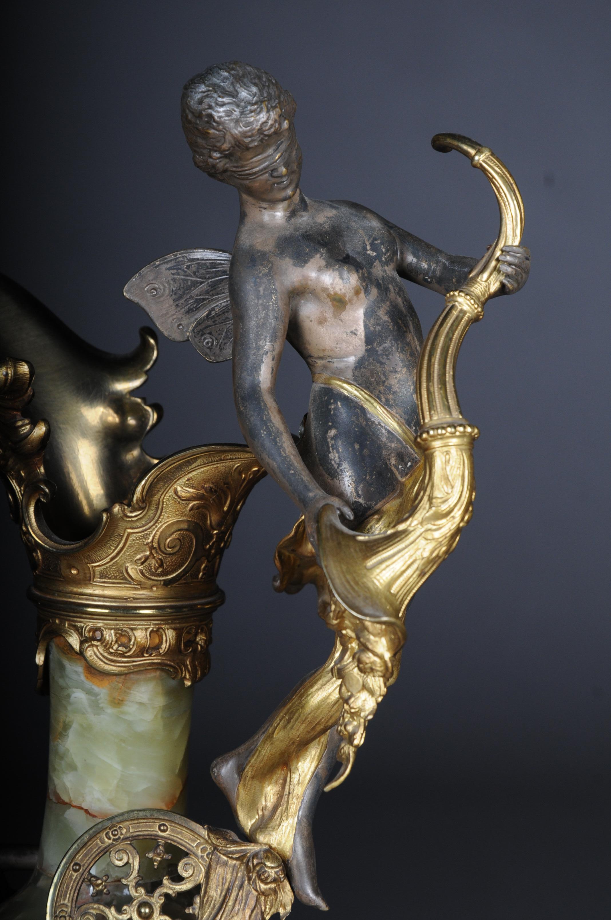 Brocca/vaso da pompa in onice francese del XIX secolo, bronzo argentato Napoleone III
Carcassa in onice con elementi in bronzo argentato. Intradosso a forma di uovo, collo rientrato e piedistallo rotondo e profilato. Putti di plastica su banda in