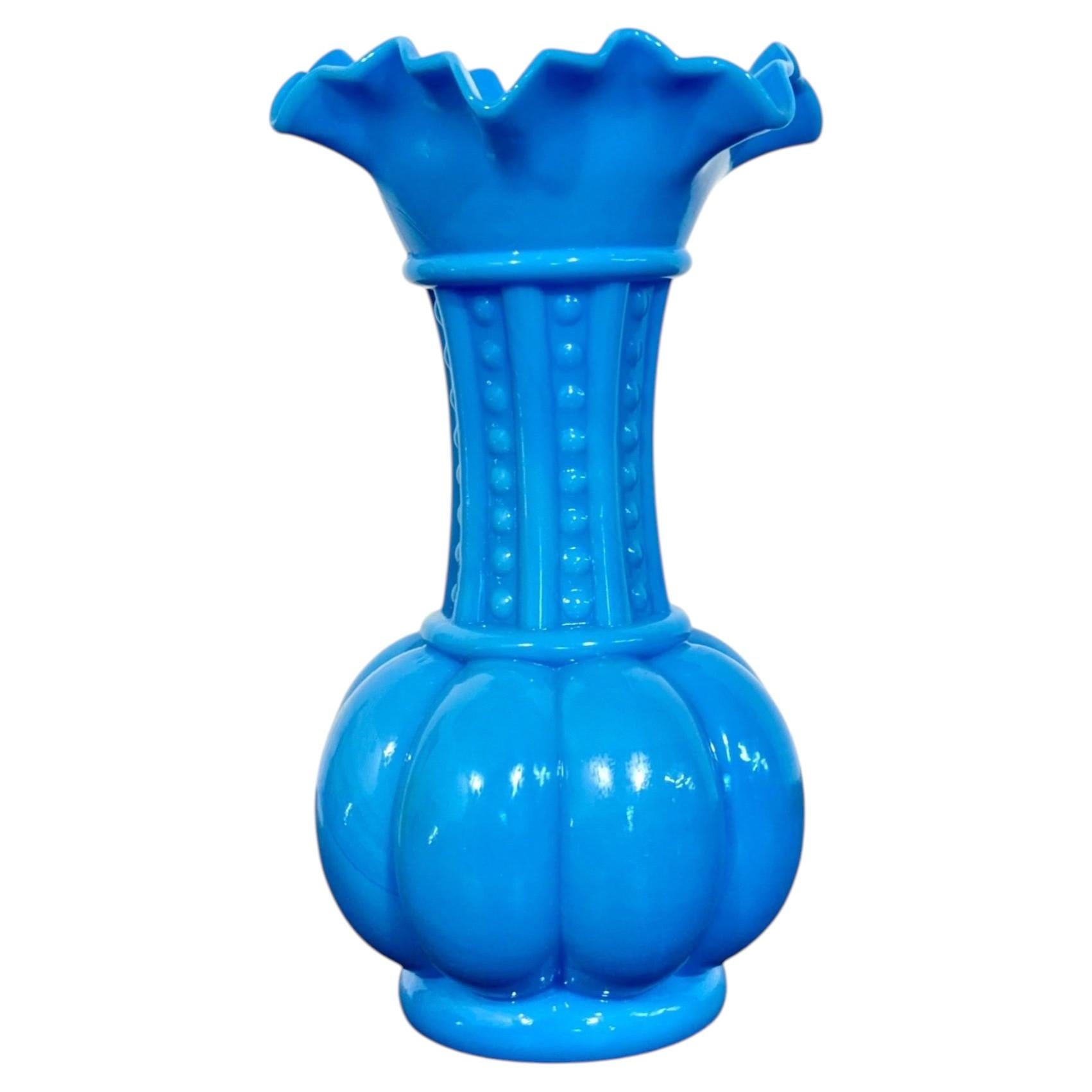 Vaso francese in vetro French Opaline del XIX secolo, periodo di Napoleone III