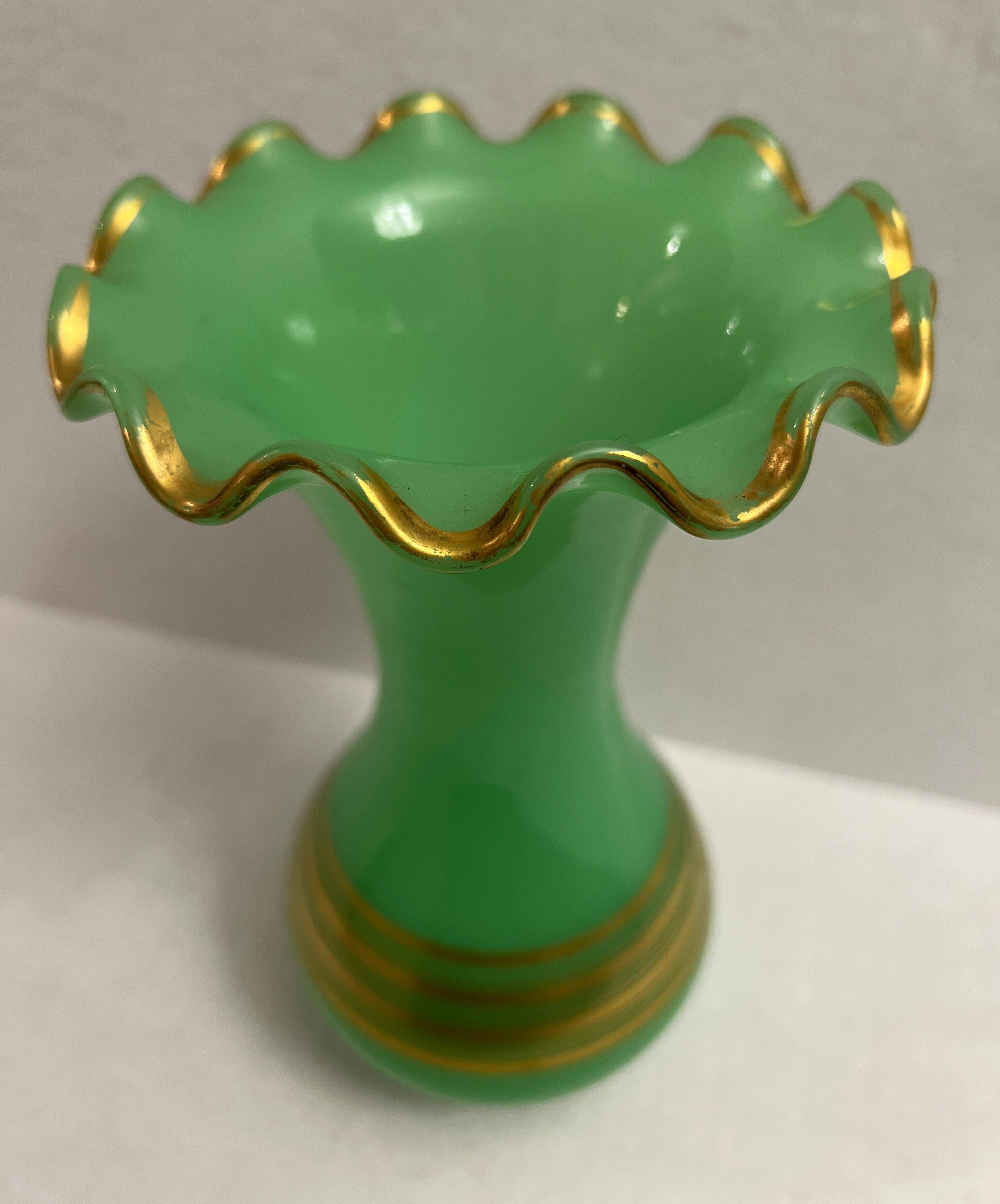 Französische Opaline-Uran-Glasvase aus dem 19. (Vergoldet) im Angebot