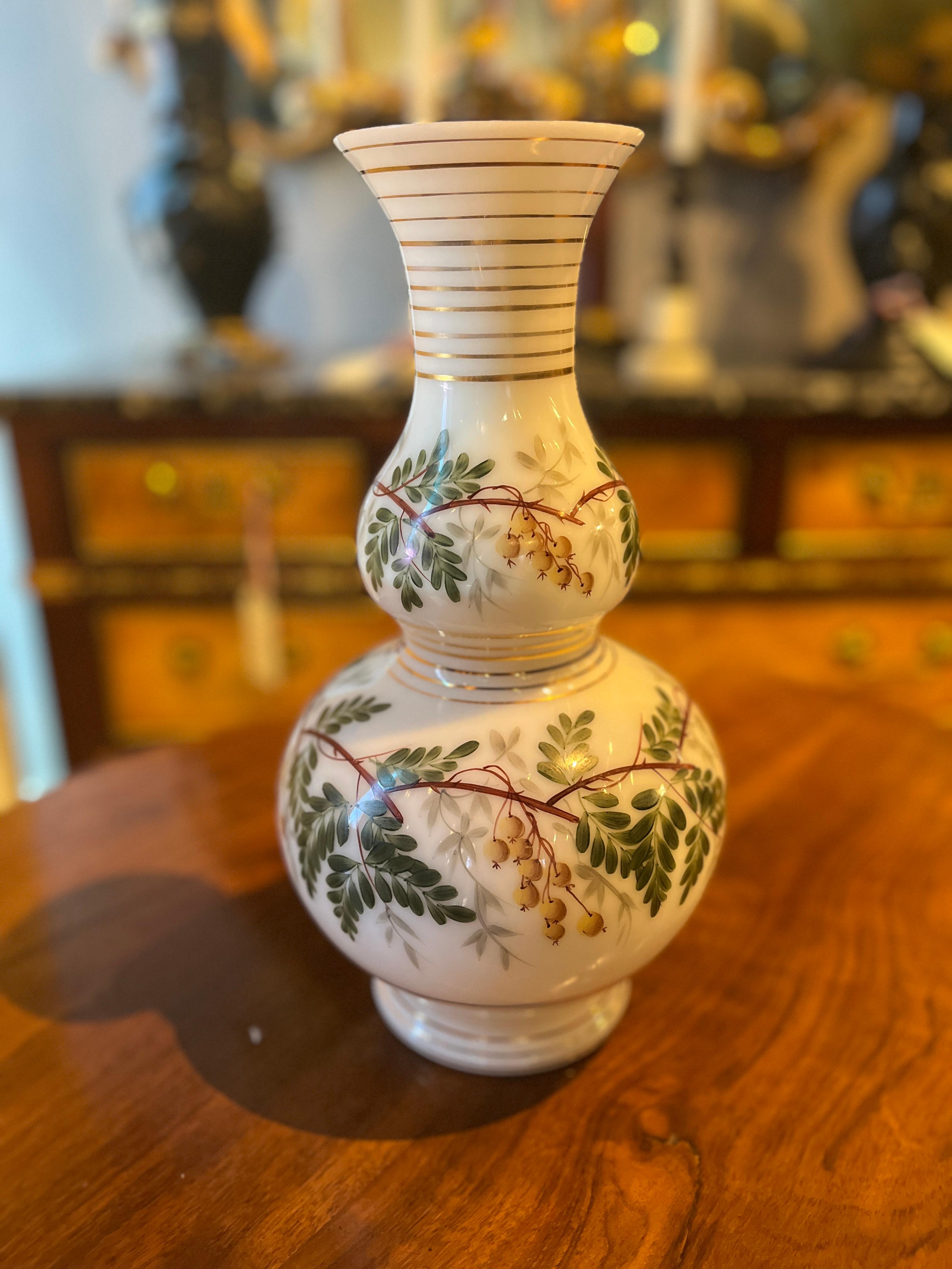 Vase en opaline français du 19e siècle avec feuillage et baies. Belle pièce achetée en France. Usure appropriée à l'âge, voir les photos détaillées ou nous envoyer un message avec des questions. 