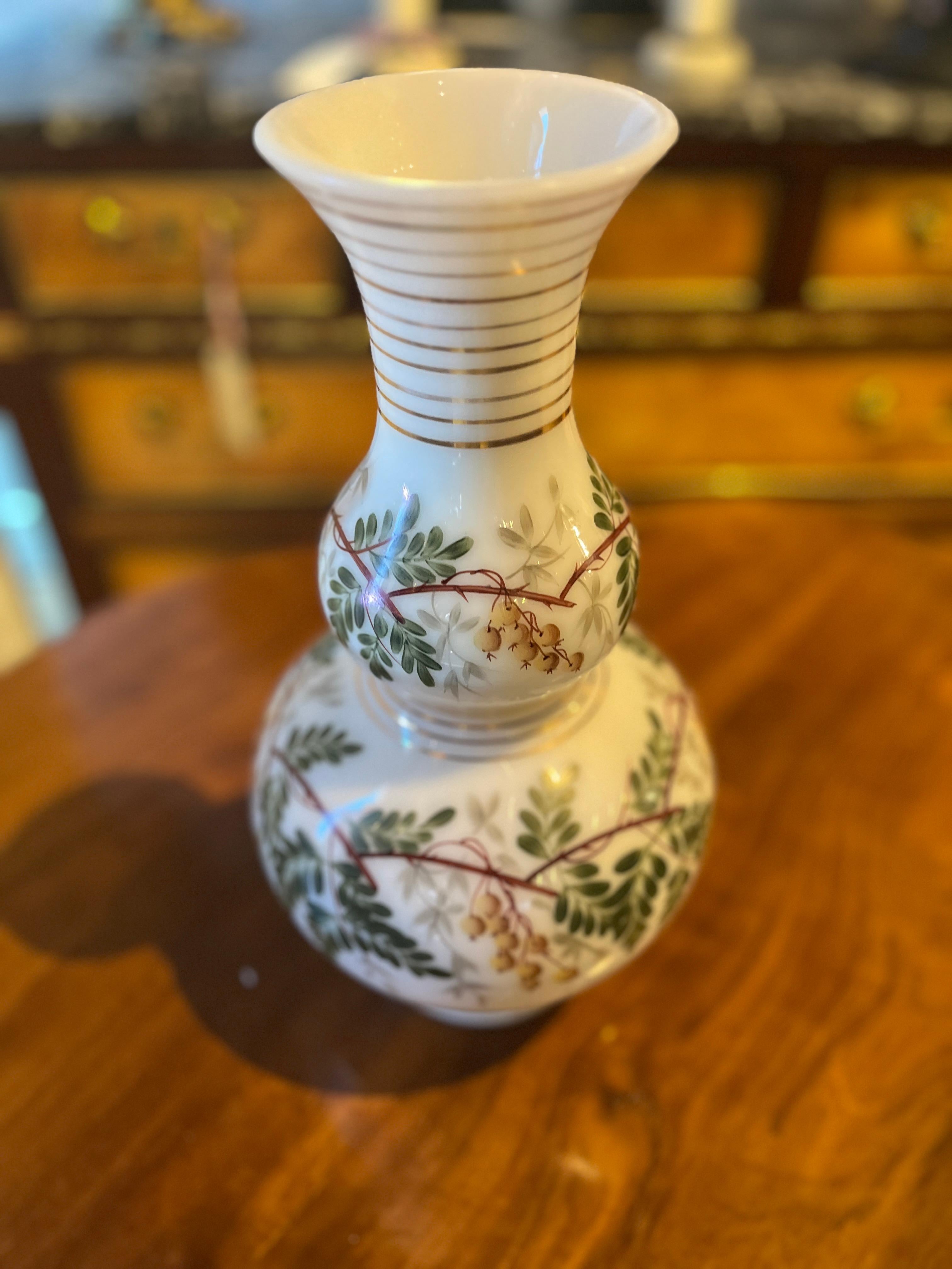 Napoléon III Vase en French Opaline du 19ème siècle avec feuillage et baies en vente