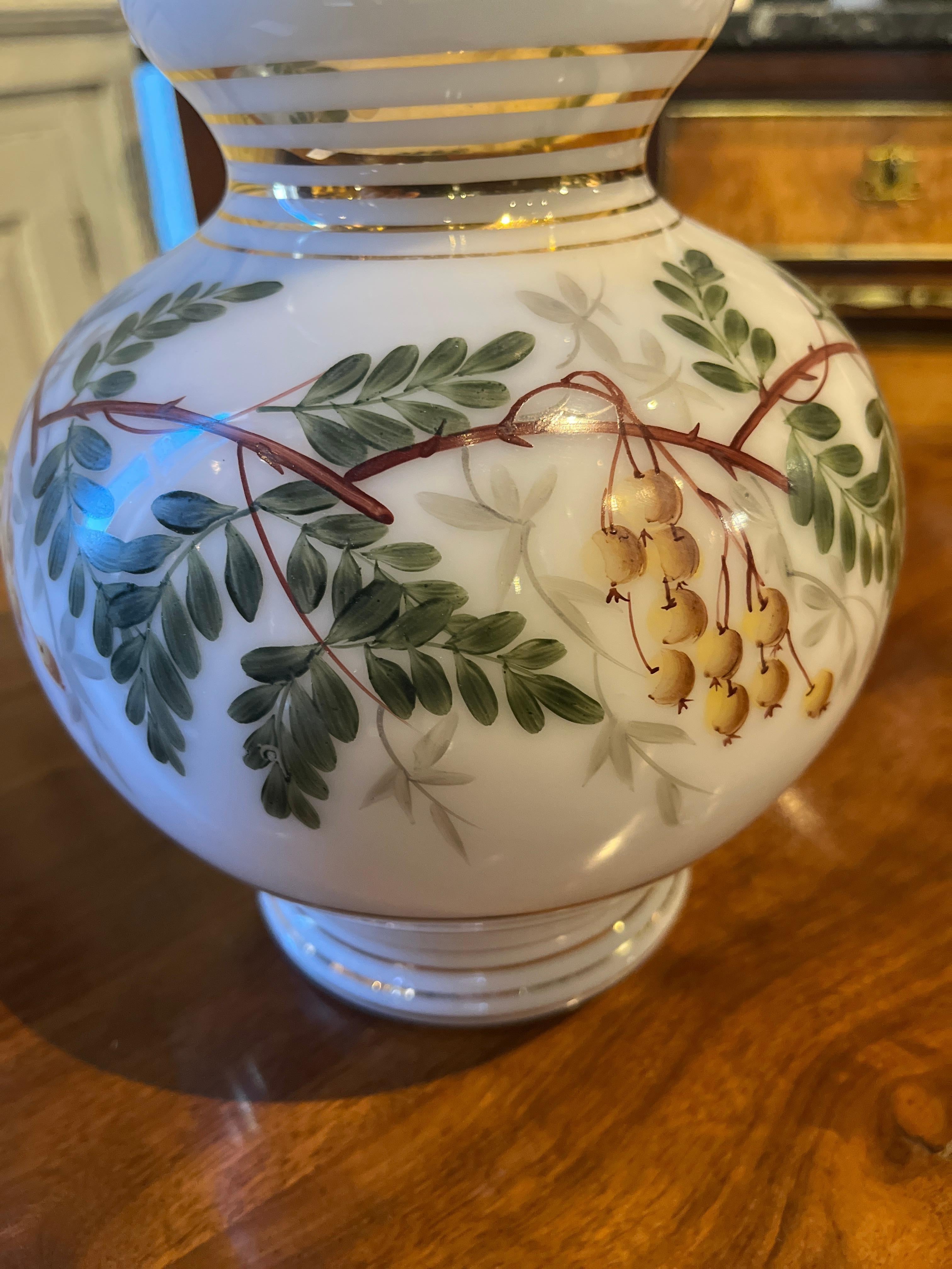 Français Vase en French Opaline du 19ème siècle avec feuillage et baies en vente
