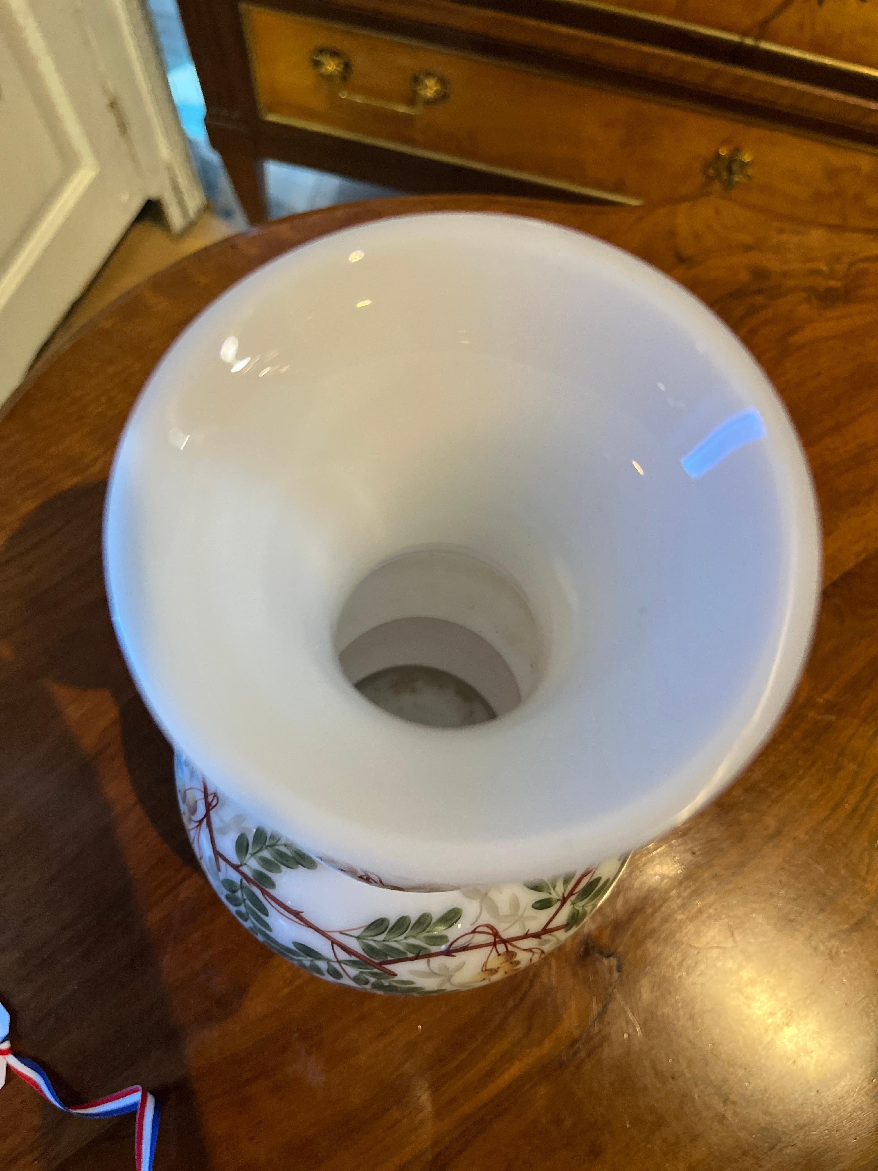 Vase en French Opaline du 19ème siècle avec feuillage et baies Bon état - En vente à Scottsdale, AZ
