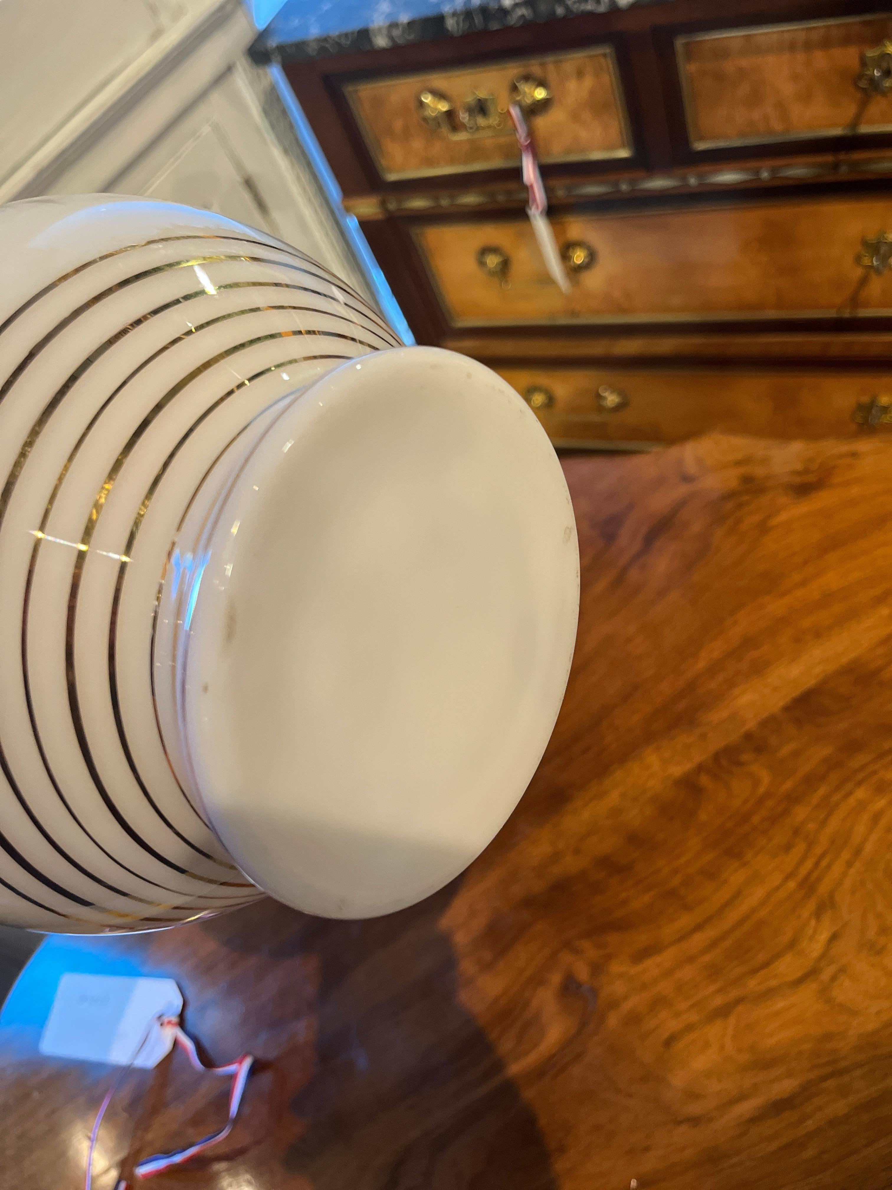 XIXe siècle Vase en French Opaline du 19ème siècle avec feuillage et baies en vente