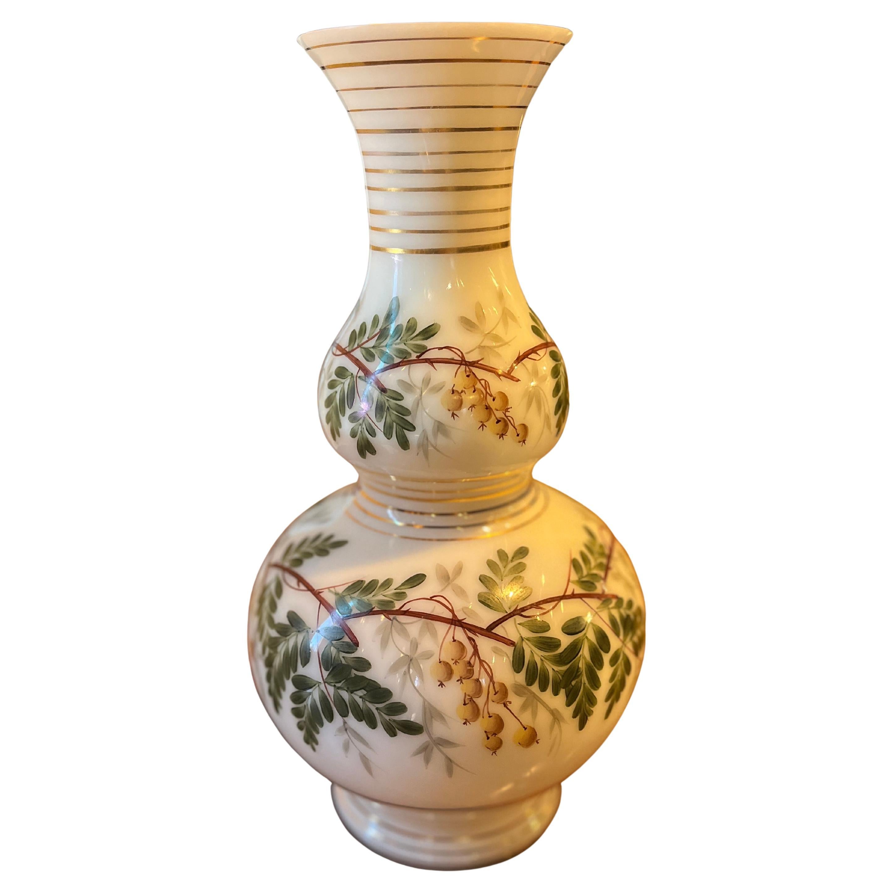 Vase en French Opaline du 19ème siècle avec feuillage et baies en vente