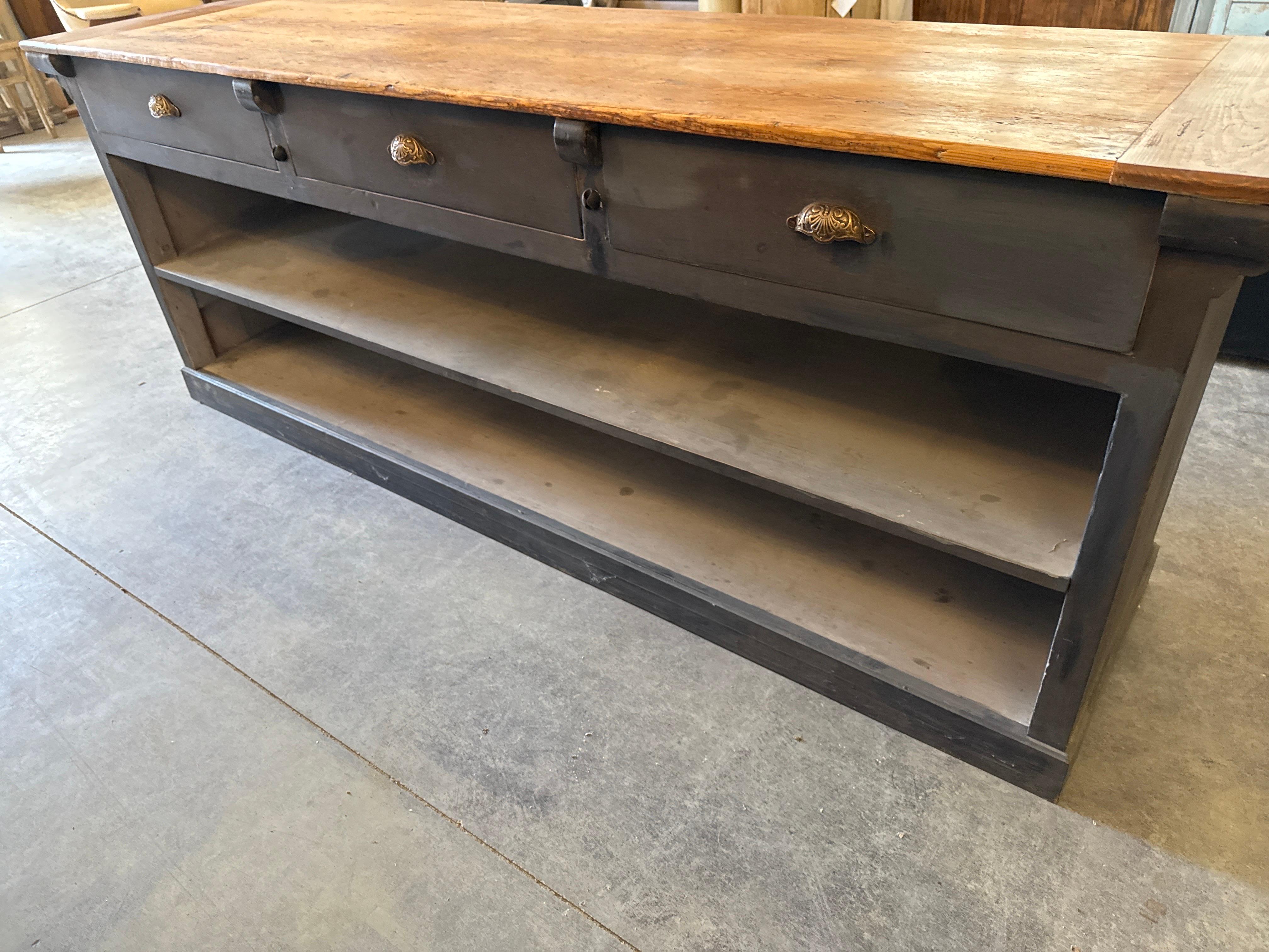 Se trata de una estupenda barra americana de estilo bufé francés de principios de siglo, con pintura posterior y acabado mate tanto en el interior como en el exterior, de color gris mate y negro para hacerla más moderna. Los tiradores antiguos de