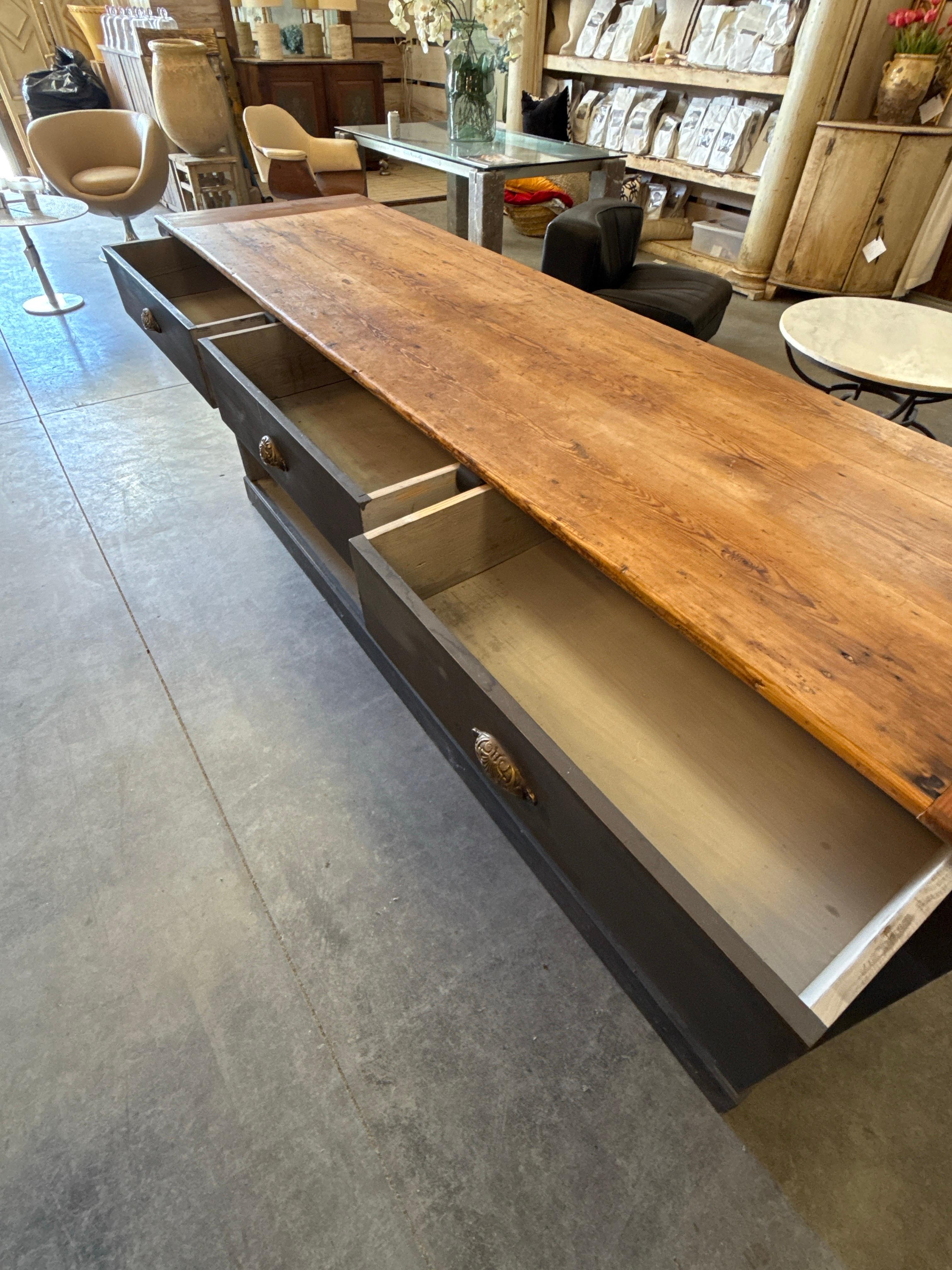 Barra francesa de nogal del siglo XIX con respaldo abierto, tres cajones y dos estantes. Francés en venta