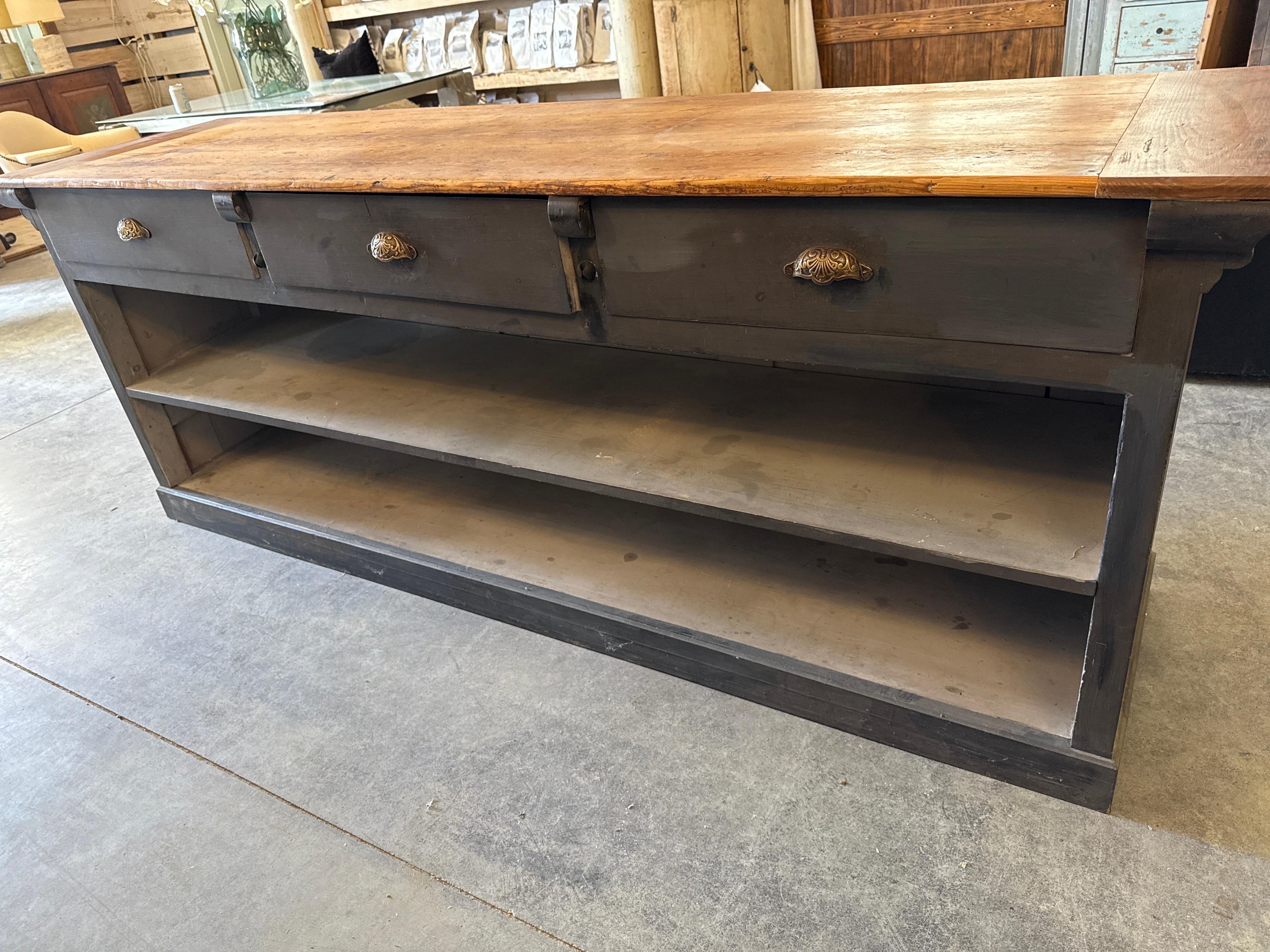 Barra francesa de nogal del siglo XIX con respaldo abierto, tres cajones y dos estantes. en Bueno estado para la venta en Round Top, TX