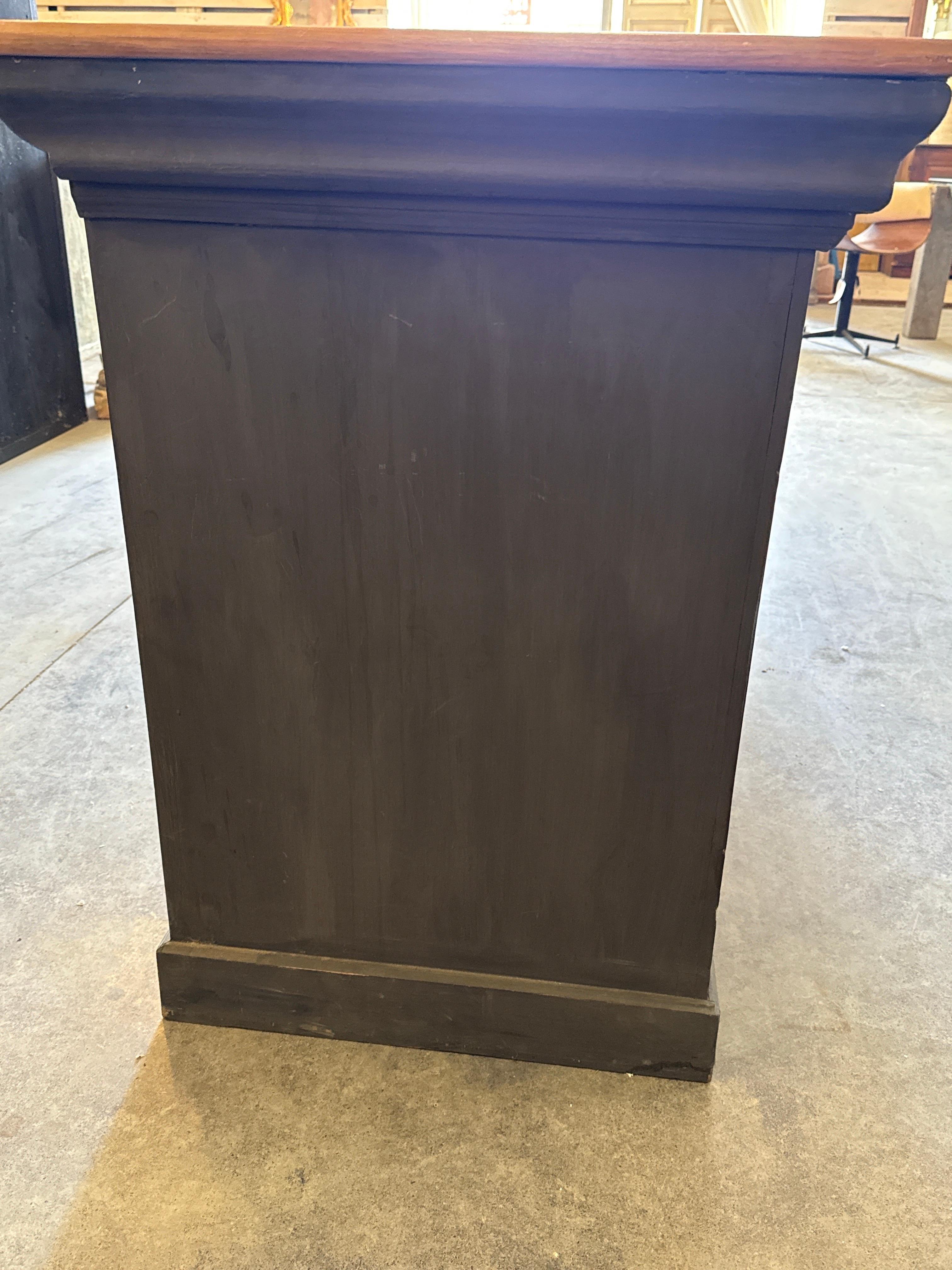 Barra francesa de nogal del siglo XIX con respaldo abierto, tres cajones y dos estantes. siglo XX en venta