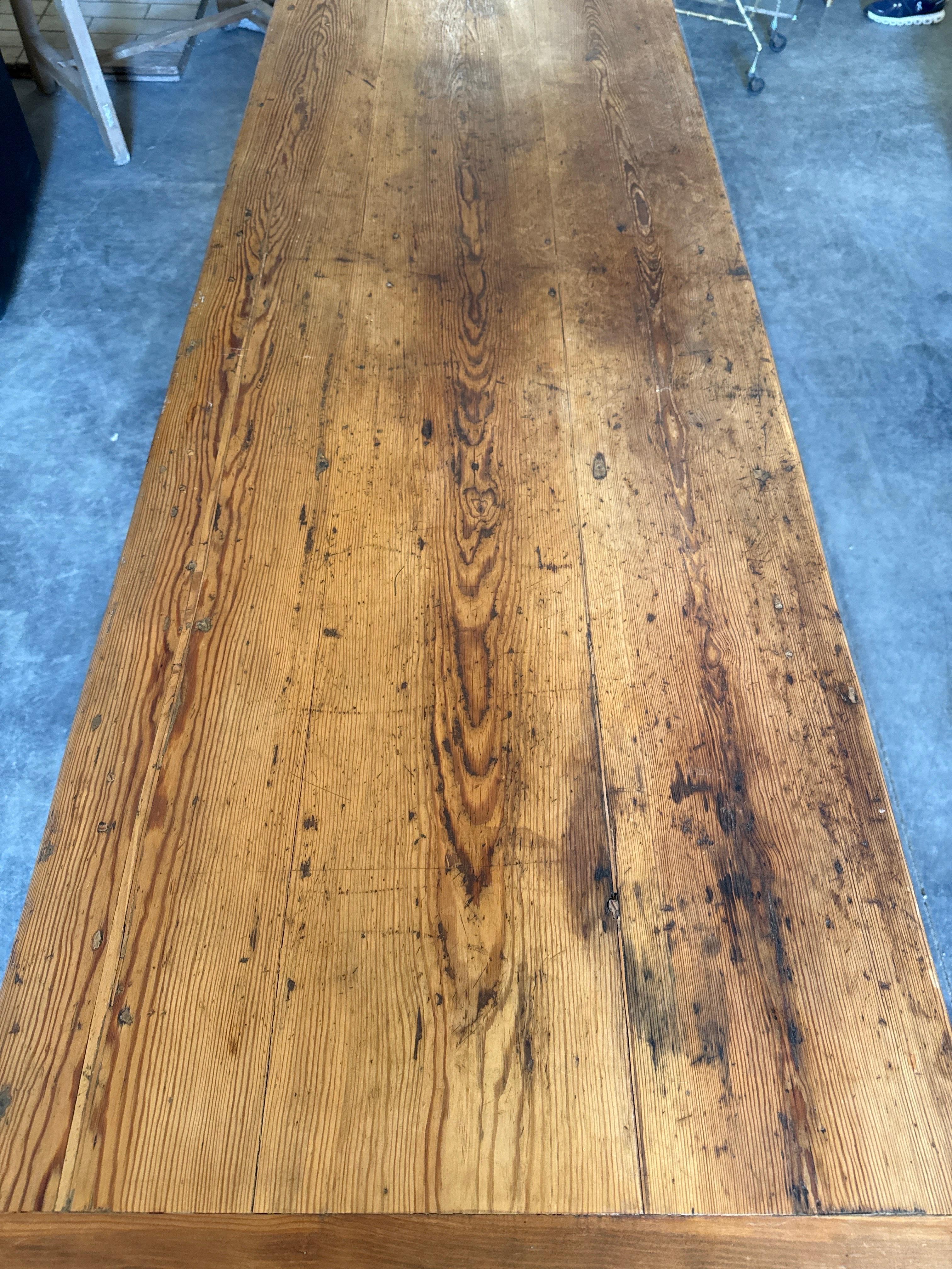 Barra francesa de nogal del siglo XIX con respaldo abierto, tres cajones y dos estantes. Pino en venta