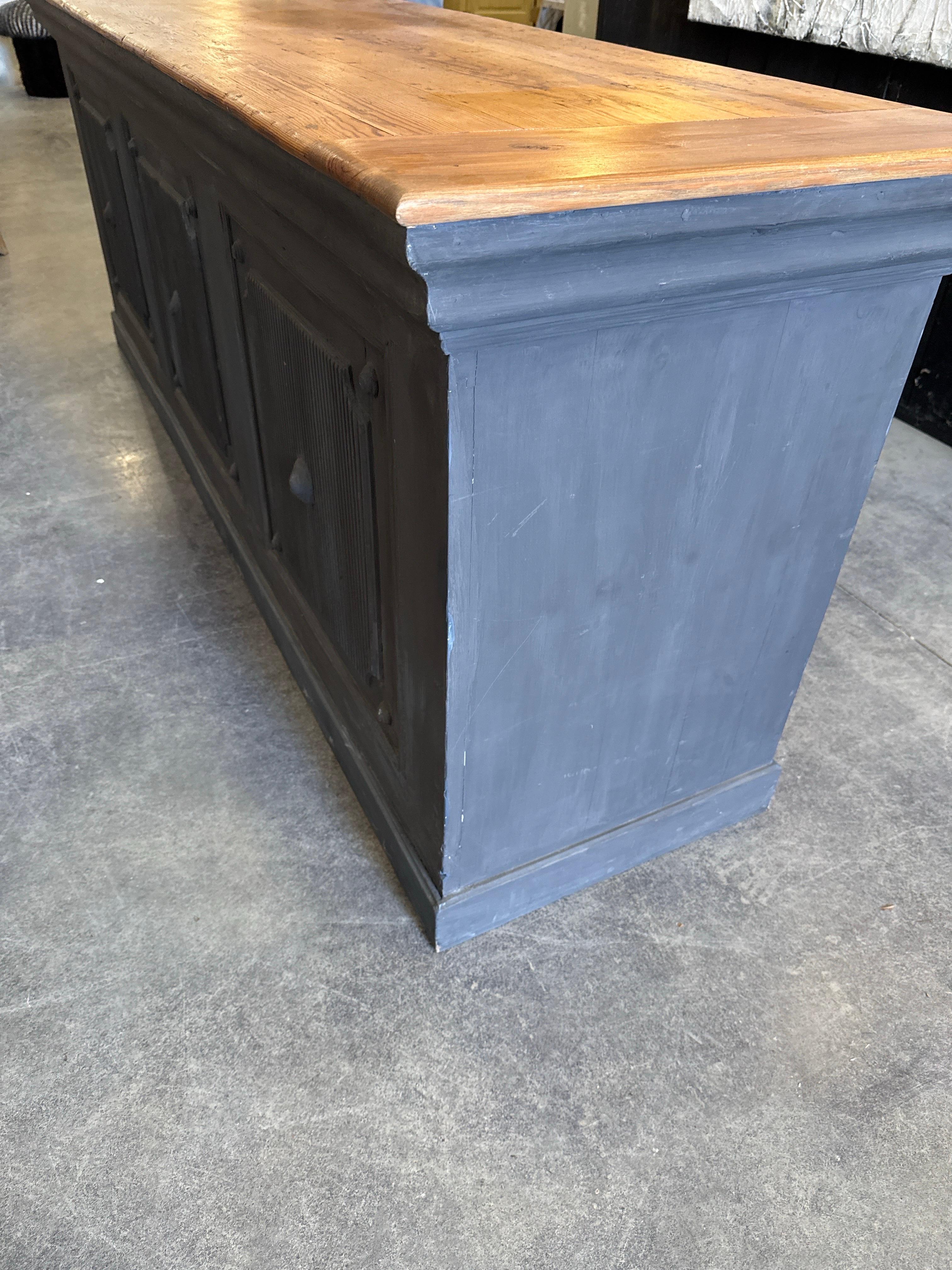 Barra francesa de nogal del siglo XIX con respaldo abierto, tres cajones y dos estantes. en venta 1