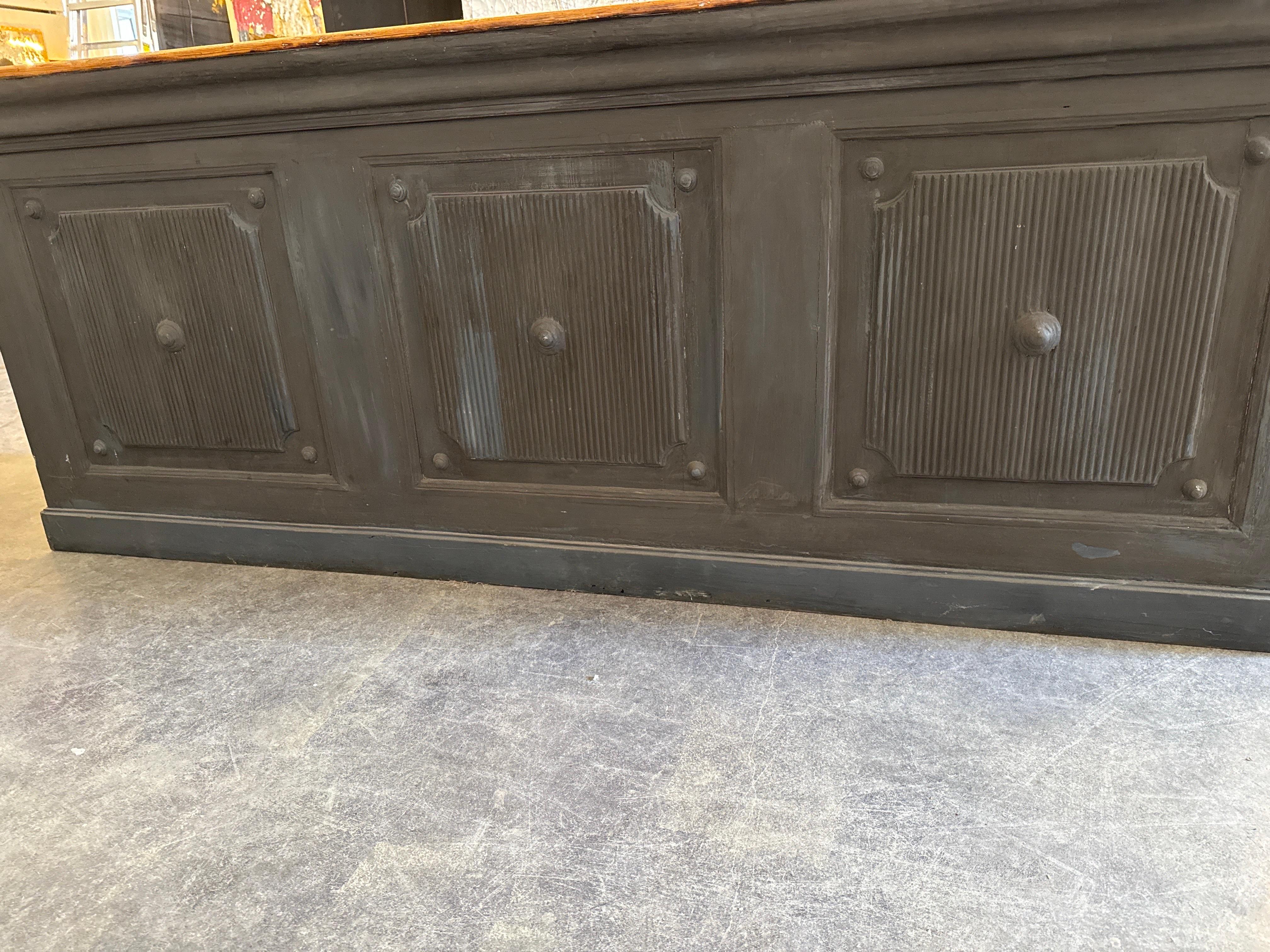 Barra francesa de nogal del siglo XIX con respaldo abierto, tres cajones y dos estantes. en venta 2