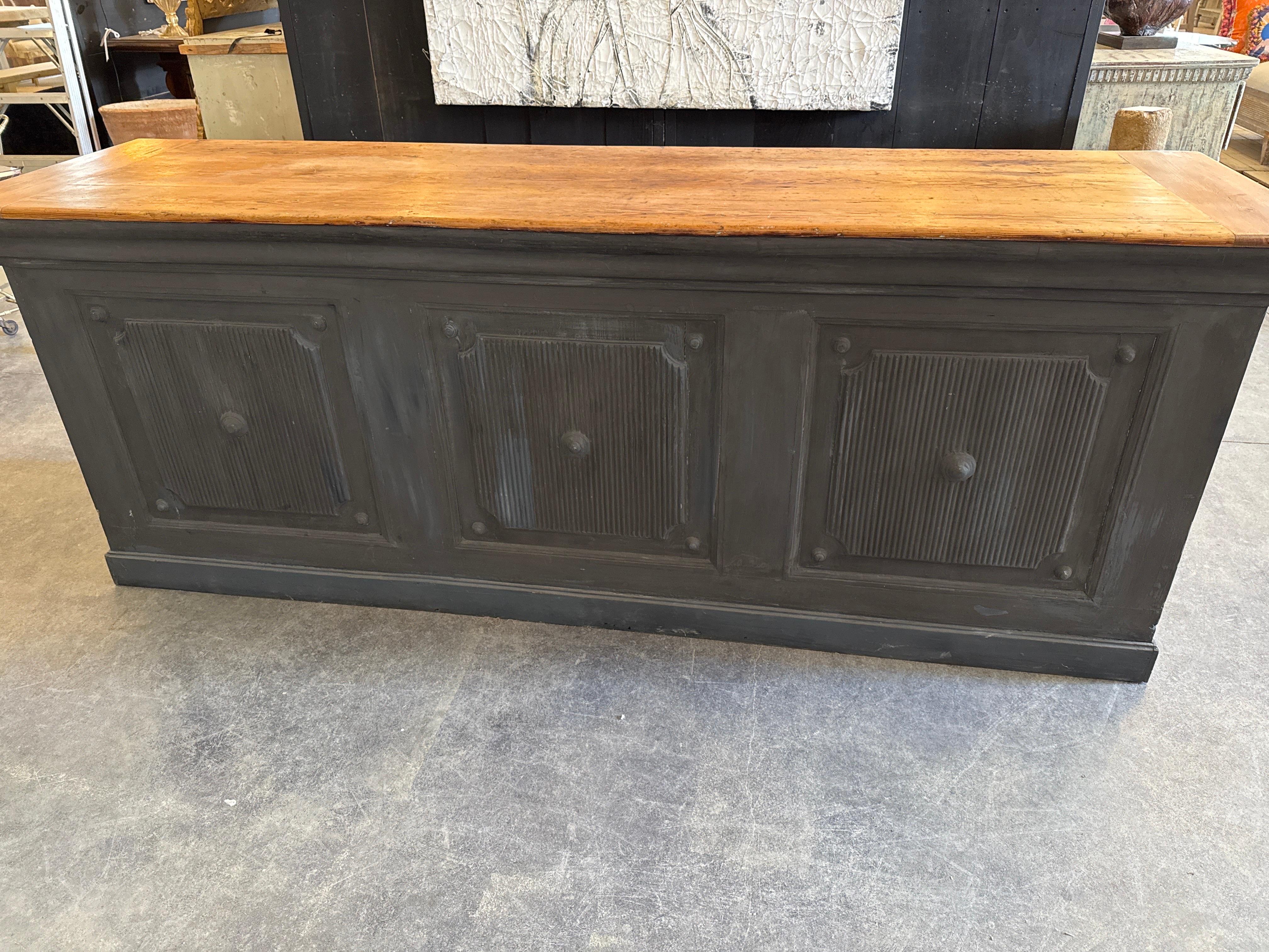 Barra francesa de nogal del siglo XIX con respaldo abierto, tres cajones y dos estantes. en venta 3