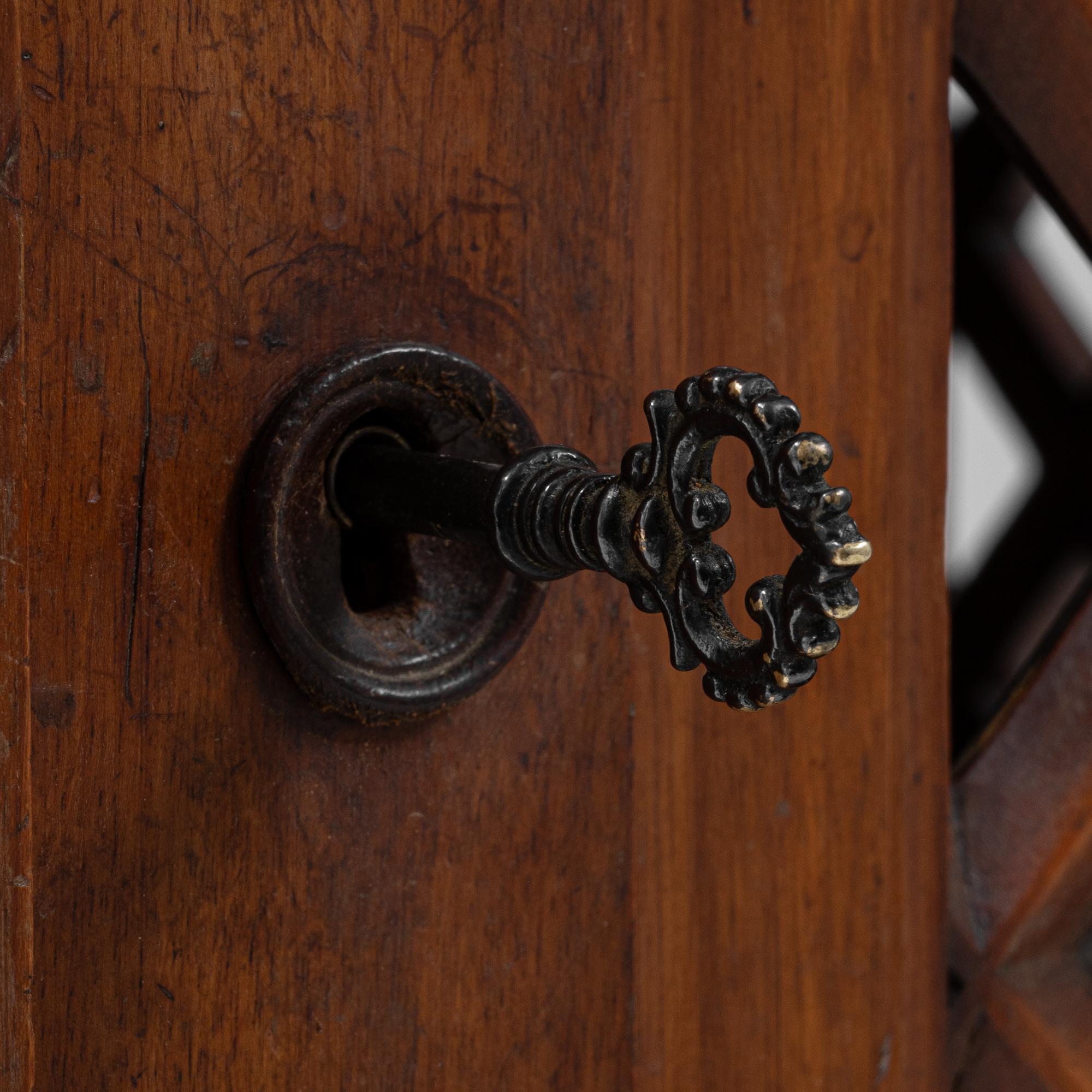 Armadio in legno patinato originale francese del XIX secolo in vendita 7