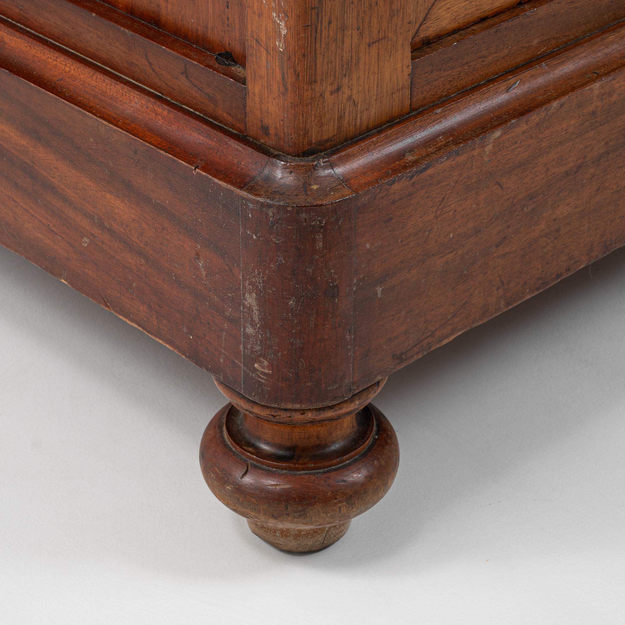 Armadio in legno patinato originale francese del XIX secolo in vendita 9