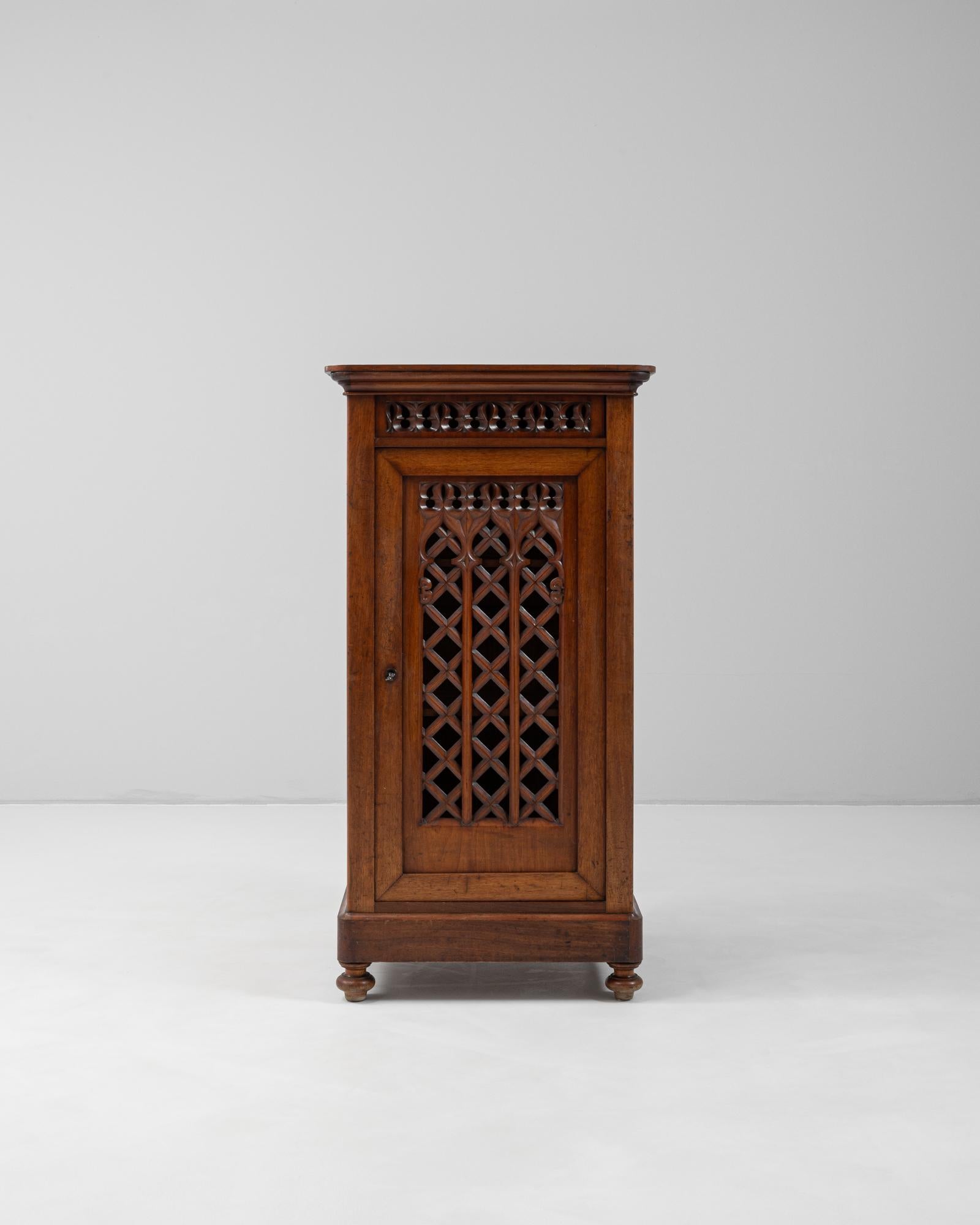 Questo mobile francese del XIX secolo presenta una squisita lavorazione artigianale e una patina originale che si è sviluppata meravigliosamente nel tempo. Costruito in legno massiccio, presenta intricati pannelli a traliccio di ispirazione gotica