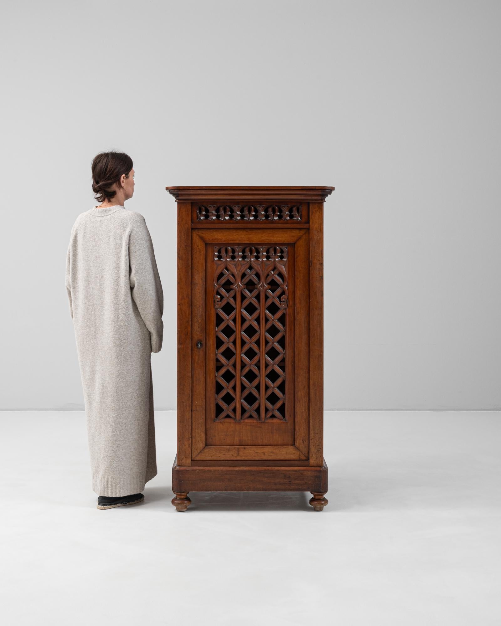 Armadio in legno patinato originale francese del XIX secolo In condizioni buone in vendita a High Point, NC