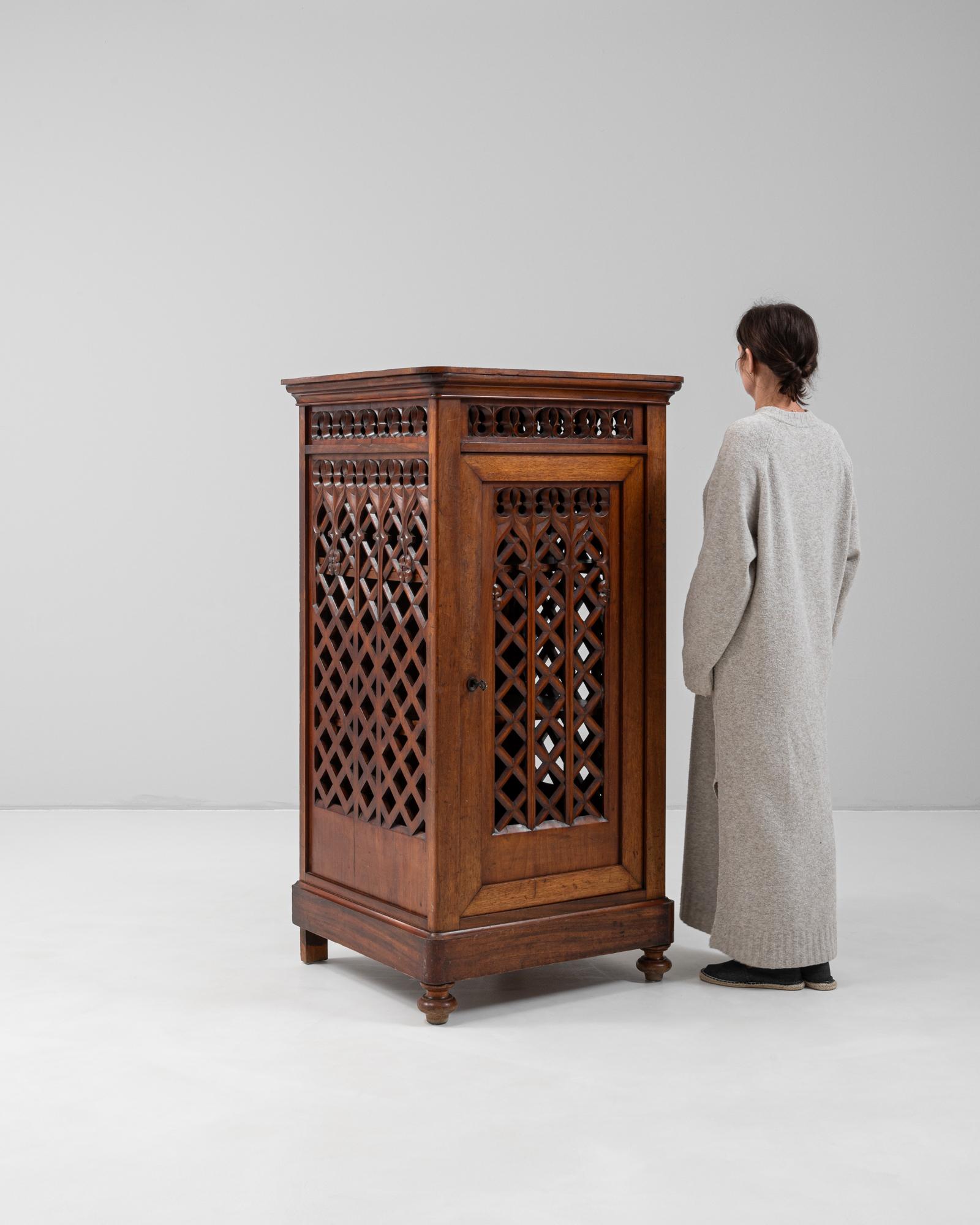 Armadio in legno patinato originale francese del XIX secolo in vendita 2