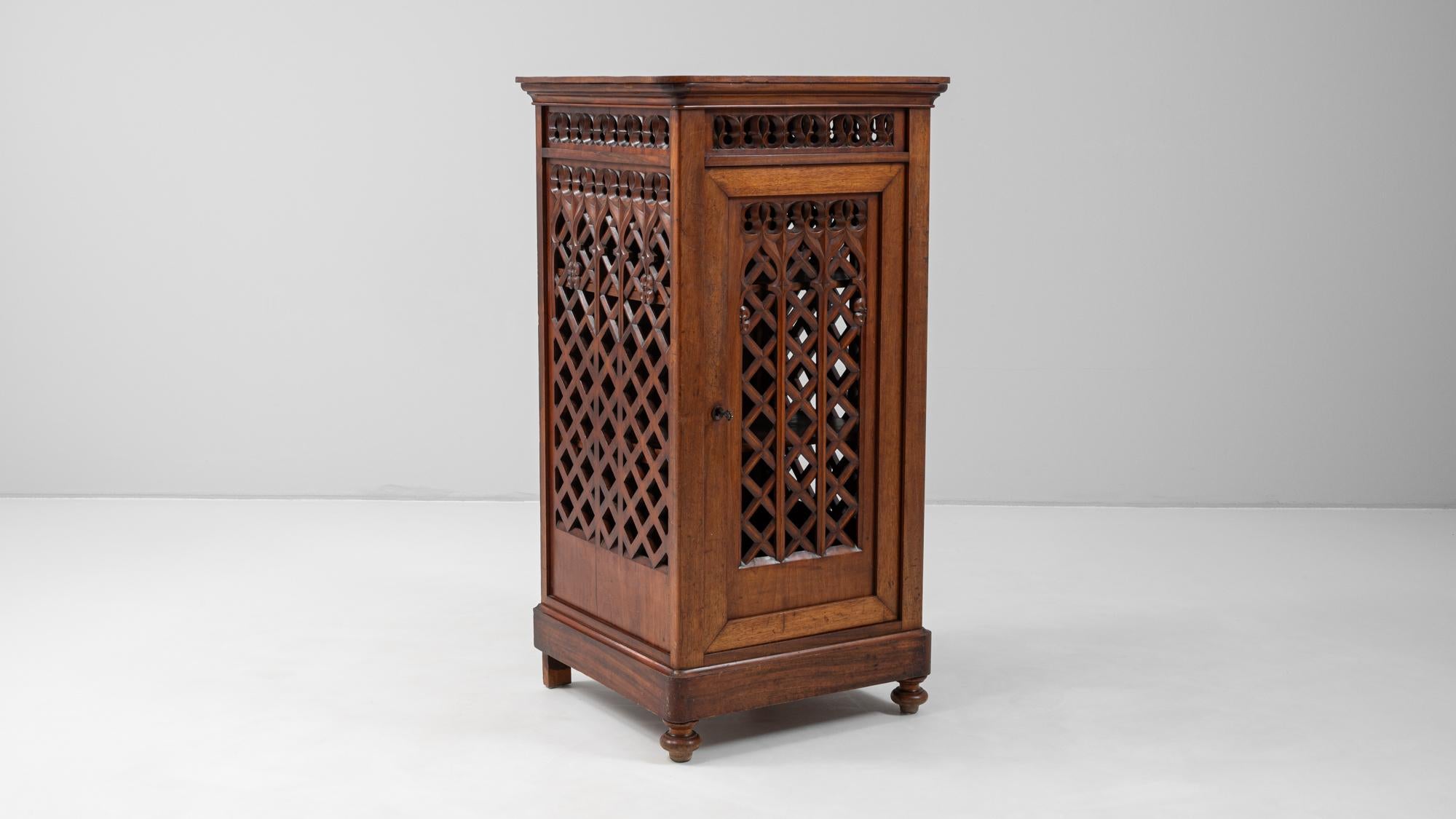 Armadio in legno patinato originale francese del XIX secolo in vendita 4