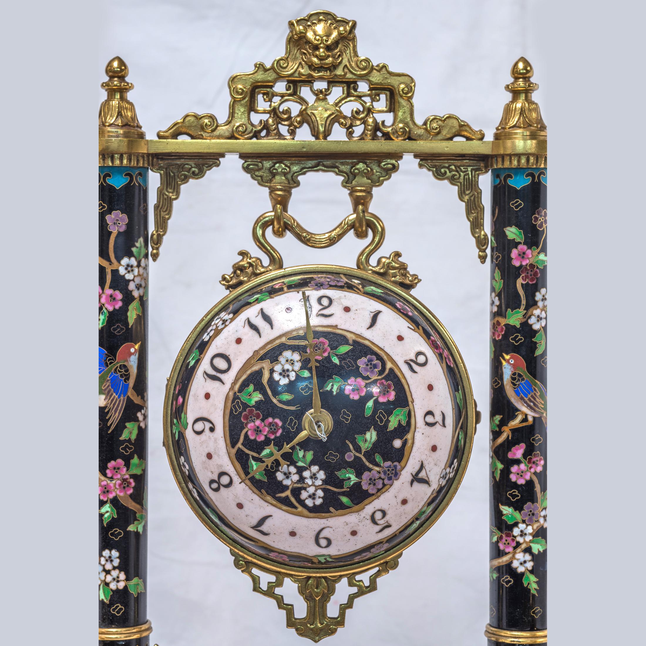 Français Ensemble d'horloge japonaise du 19ème siècle en bronze doré et émail cloisonné en vente