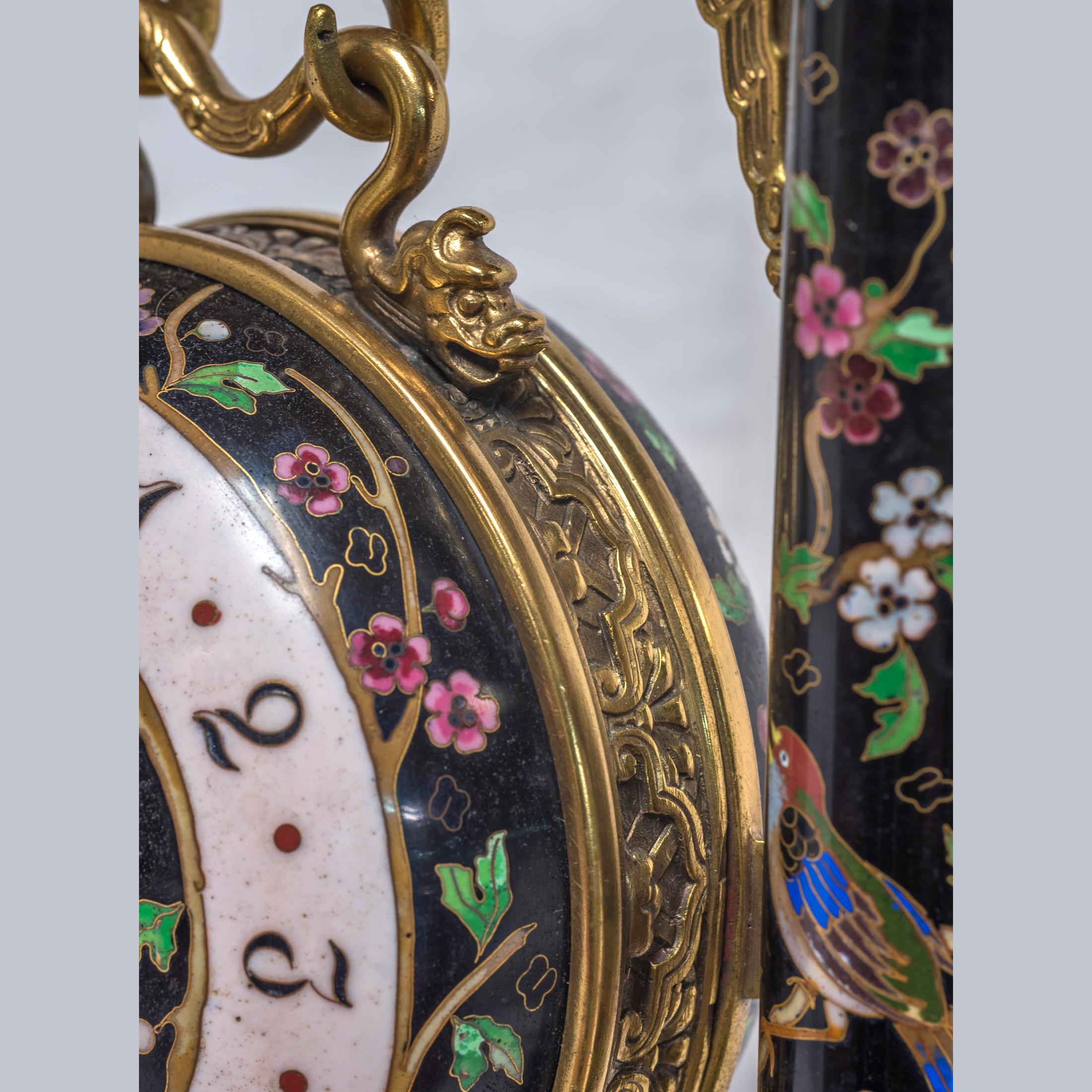 Cloisonné Ensemble d'horloge japonaise du 19ème siècle en bronze doré et émail cloisonné en vente